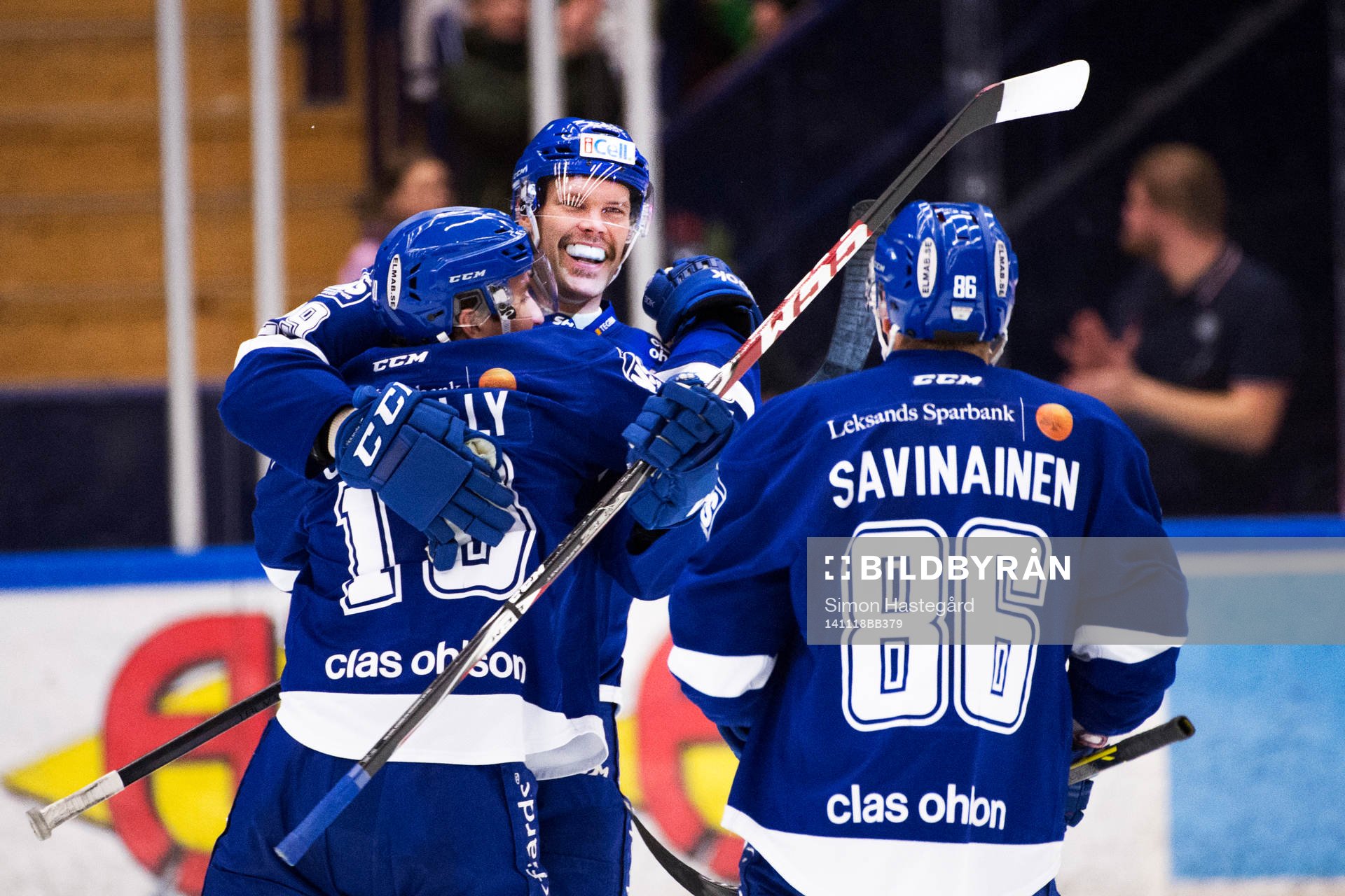 Leksands Joonas Rönnberg, i mitten, jublar