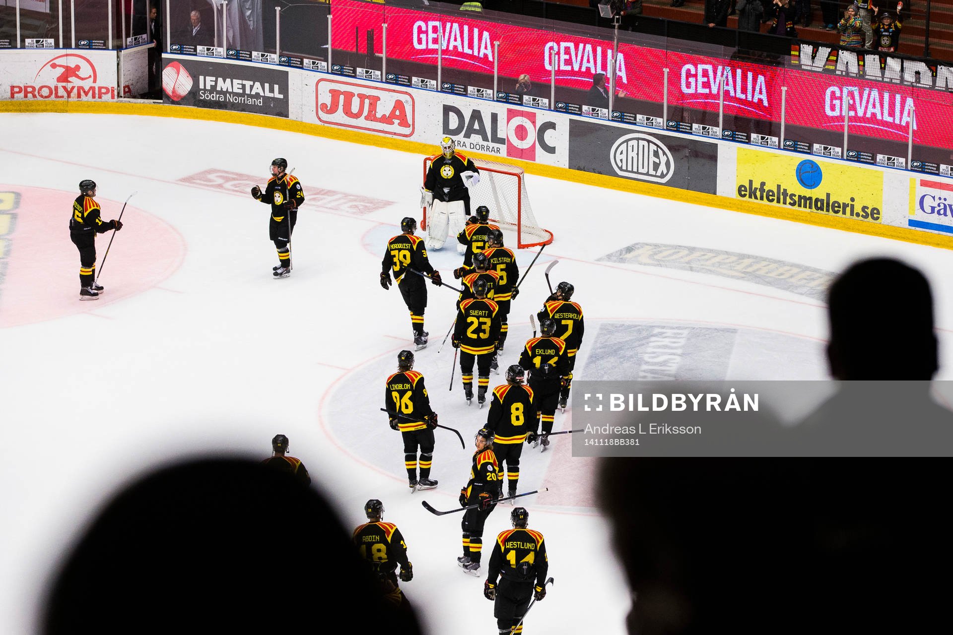 Brynäs spelare gratulerar Brynäs målvakt Bernhard