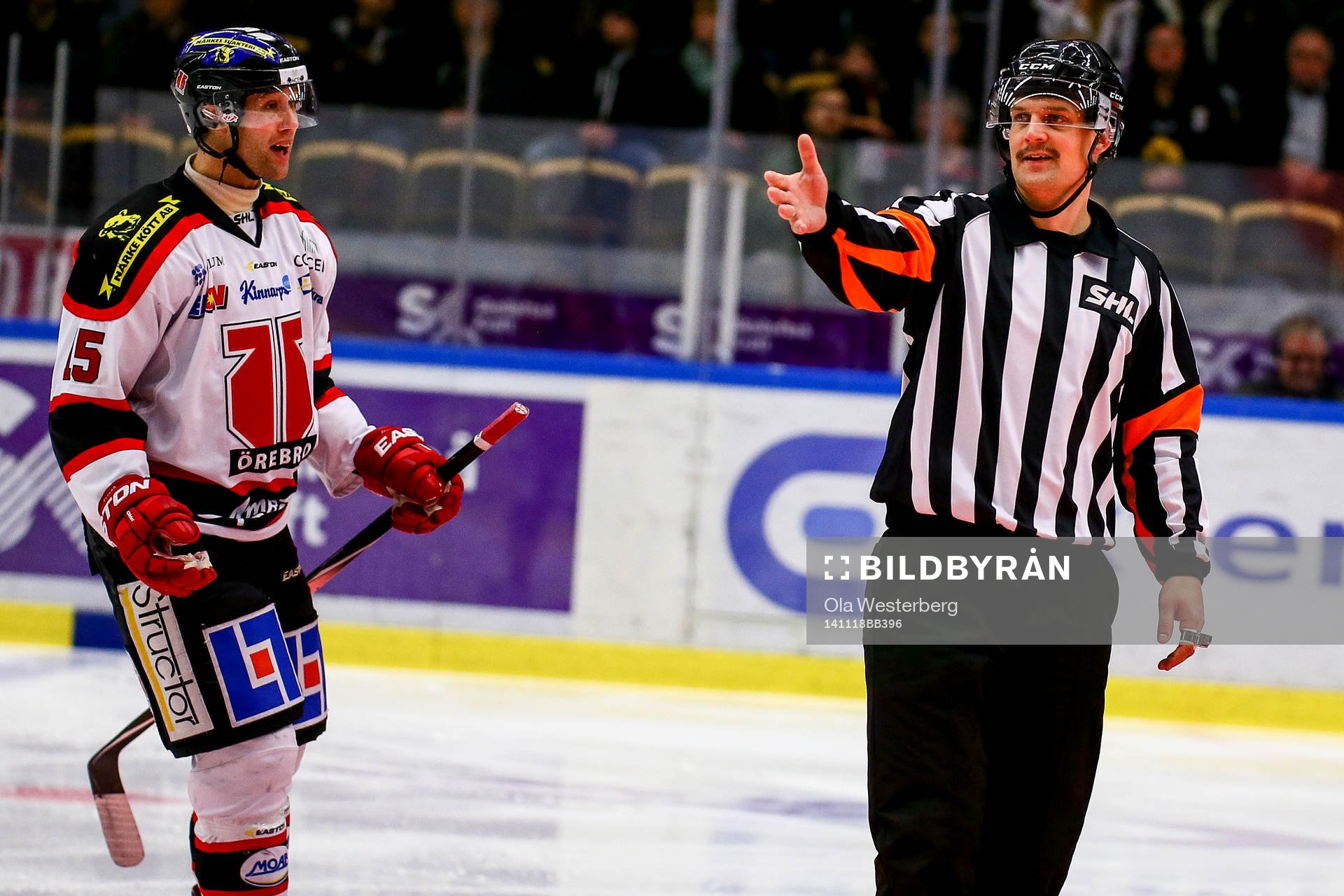Örebros Henrik Löwdahl i samtal med domaren Mikael Nord