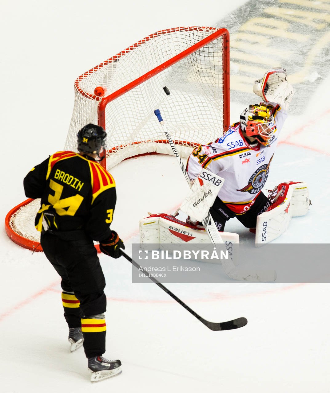 Brynäs Daniel Brodin ser på när Luleås målvakt Joel