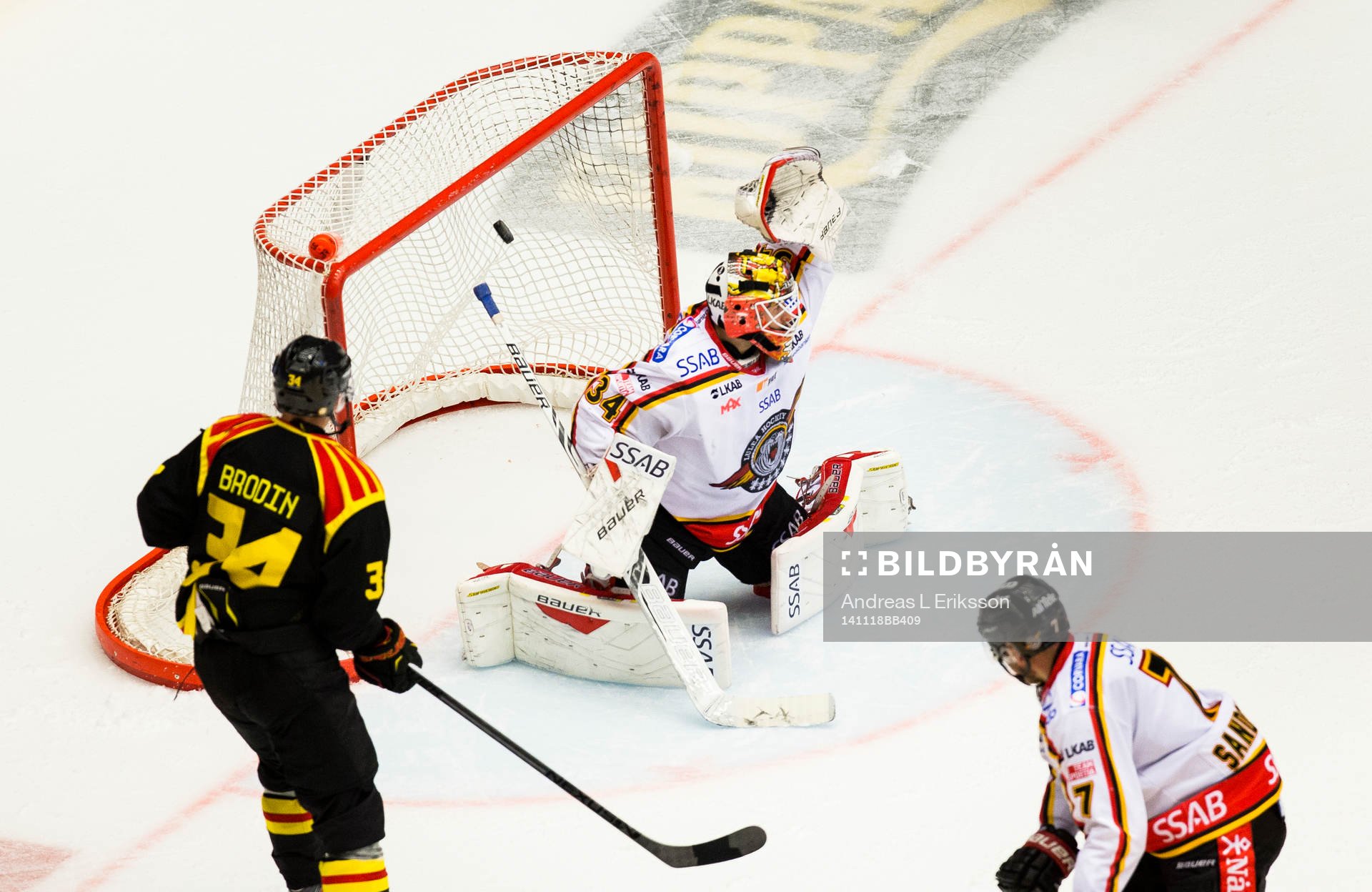 Brynäs Daniel Brodin ser på när Luleås målvakt Joel