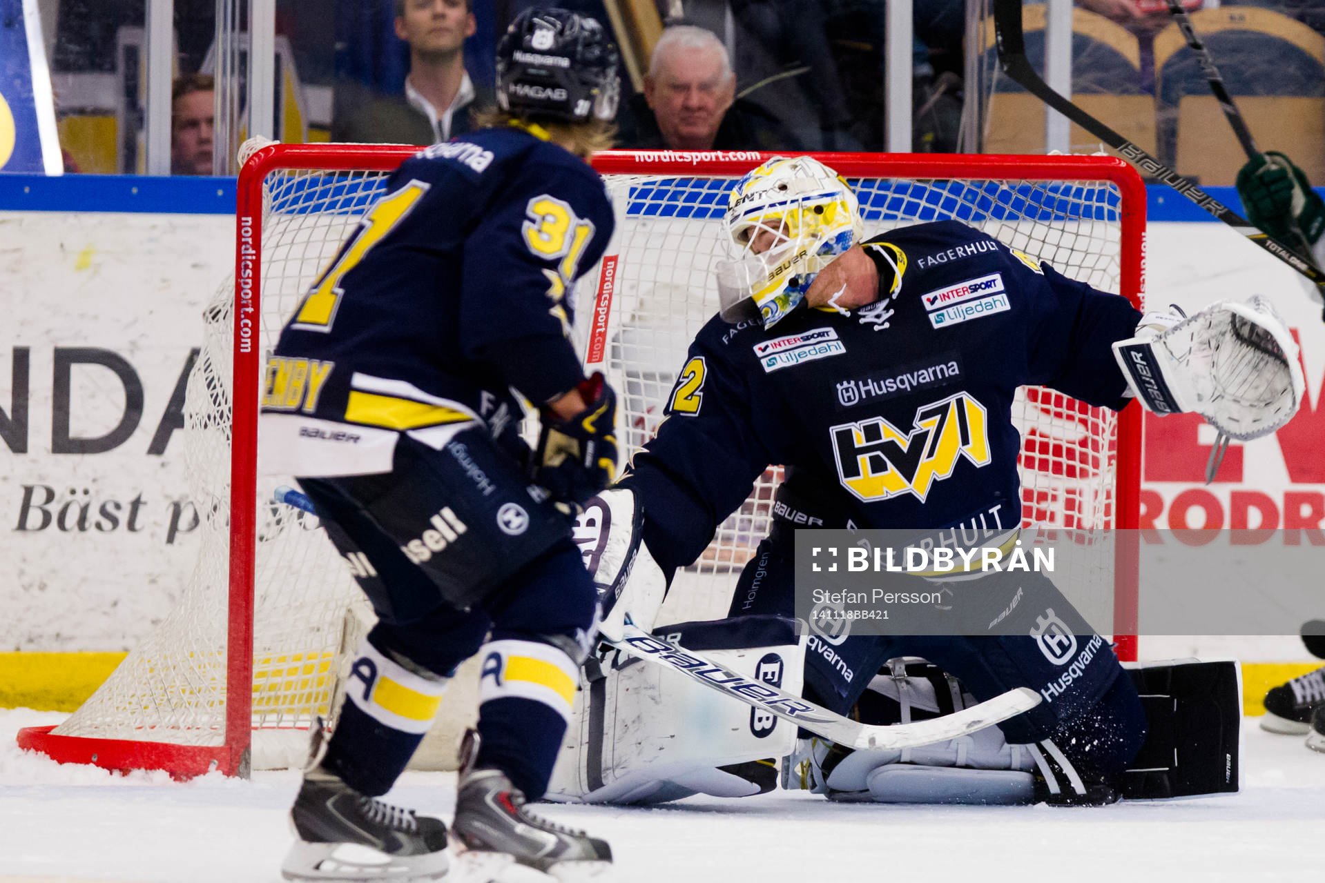 s målvakt Gustaf Wesslau ser pucken gå in till 0-1