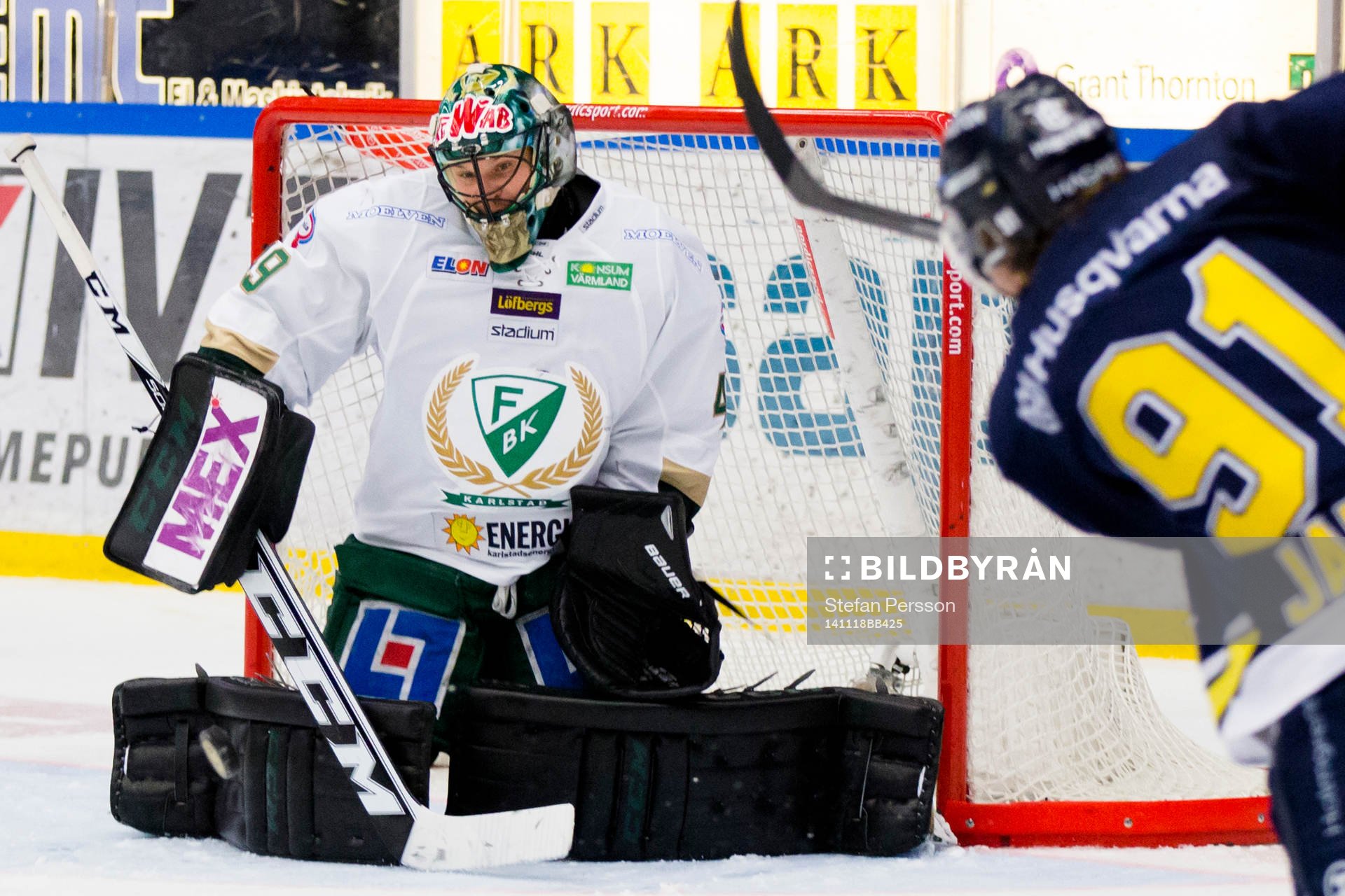 Färjestads målvakt Justin Pogge räddar ett skott från