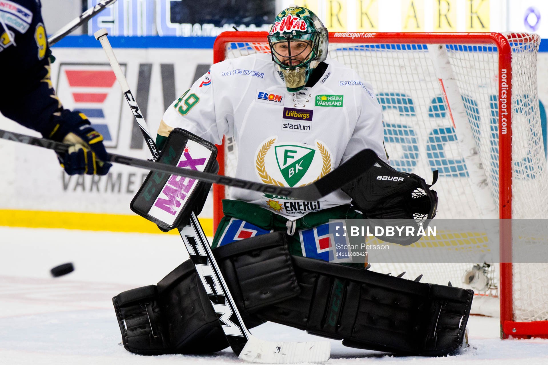 Färjestads målvakt Justin Pogge räddar ett skott
