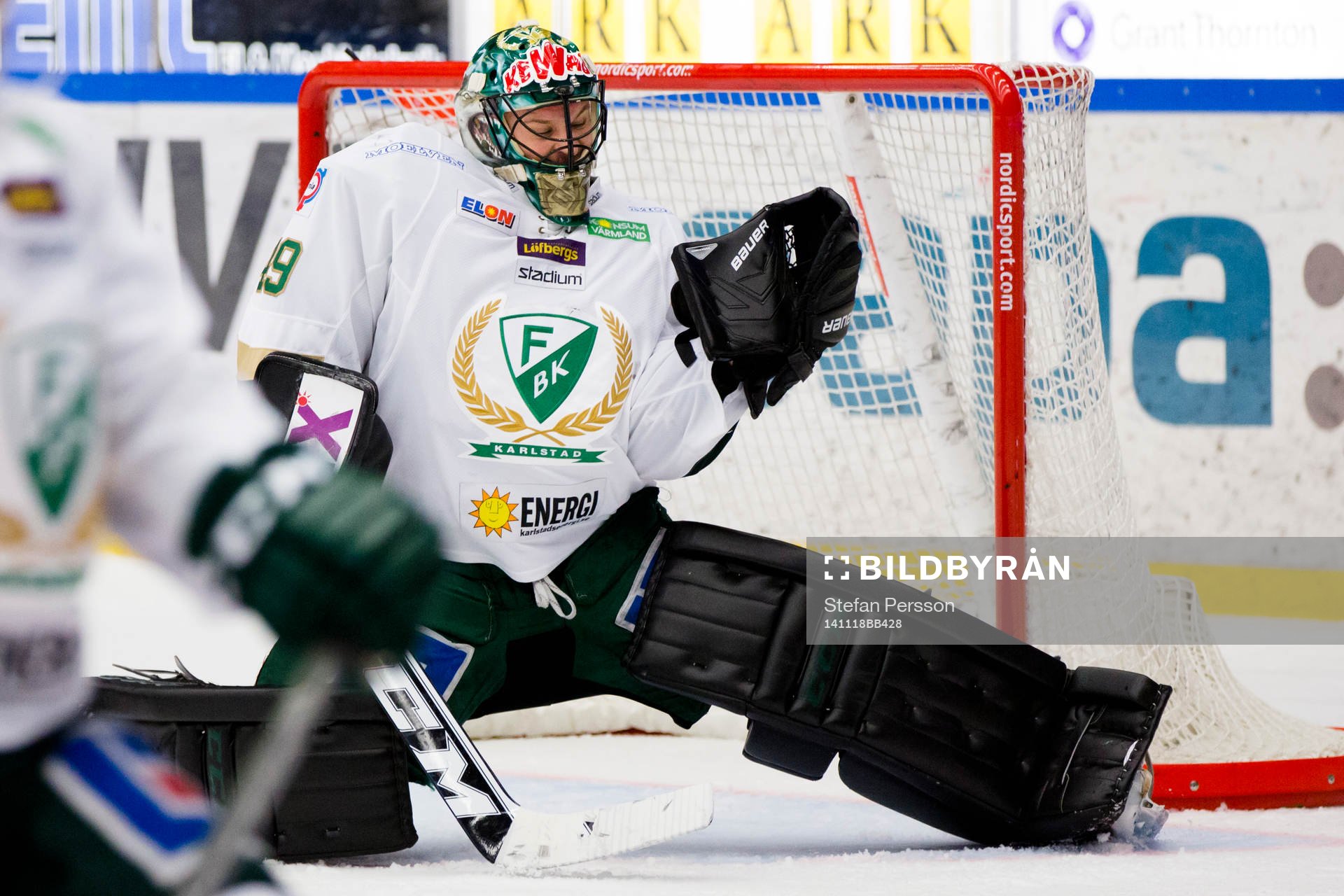 Färjestads målvakt Justin Pogge räddar ett skott