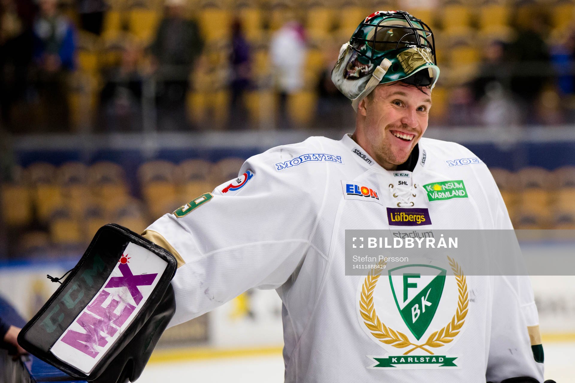 Färjestads målvakt Justin Pogge glad