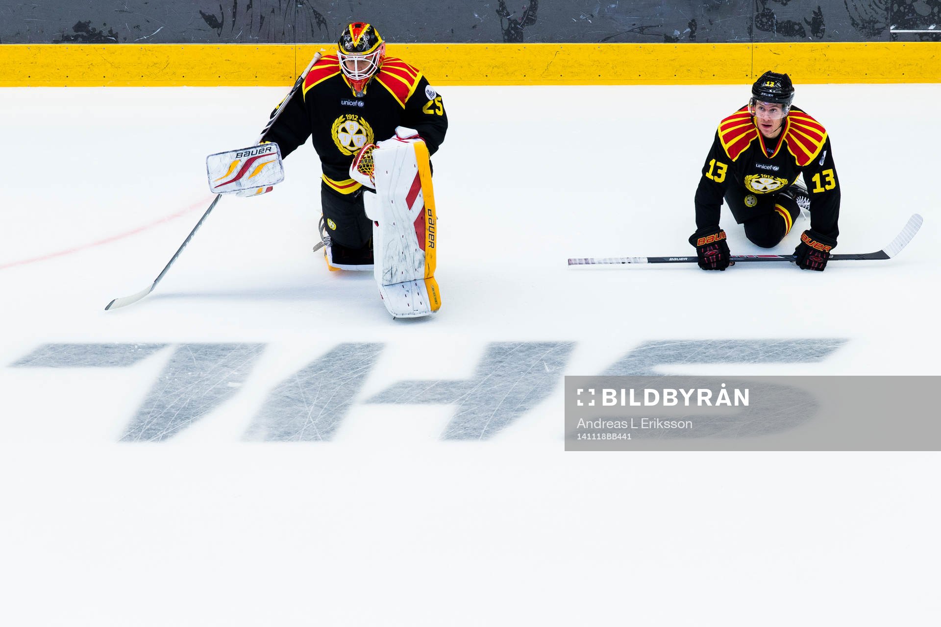 Brynäs målvakt Jonas Johansson och Sondre Olden värmer