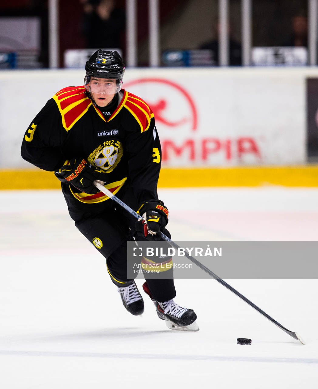 Brynäs Christian Djoos med pucken