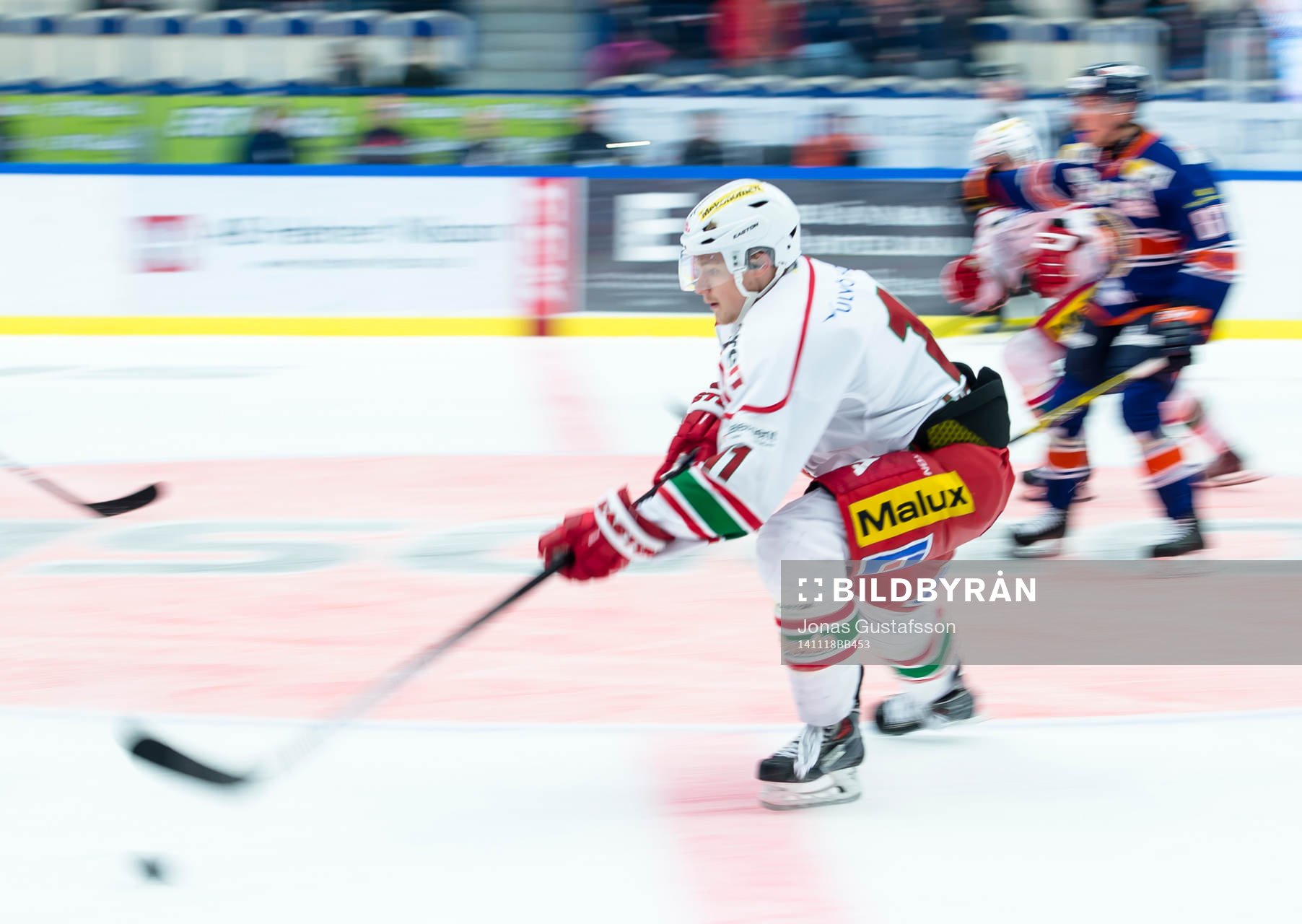 Modos Simon Önerud med pucken