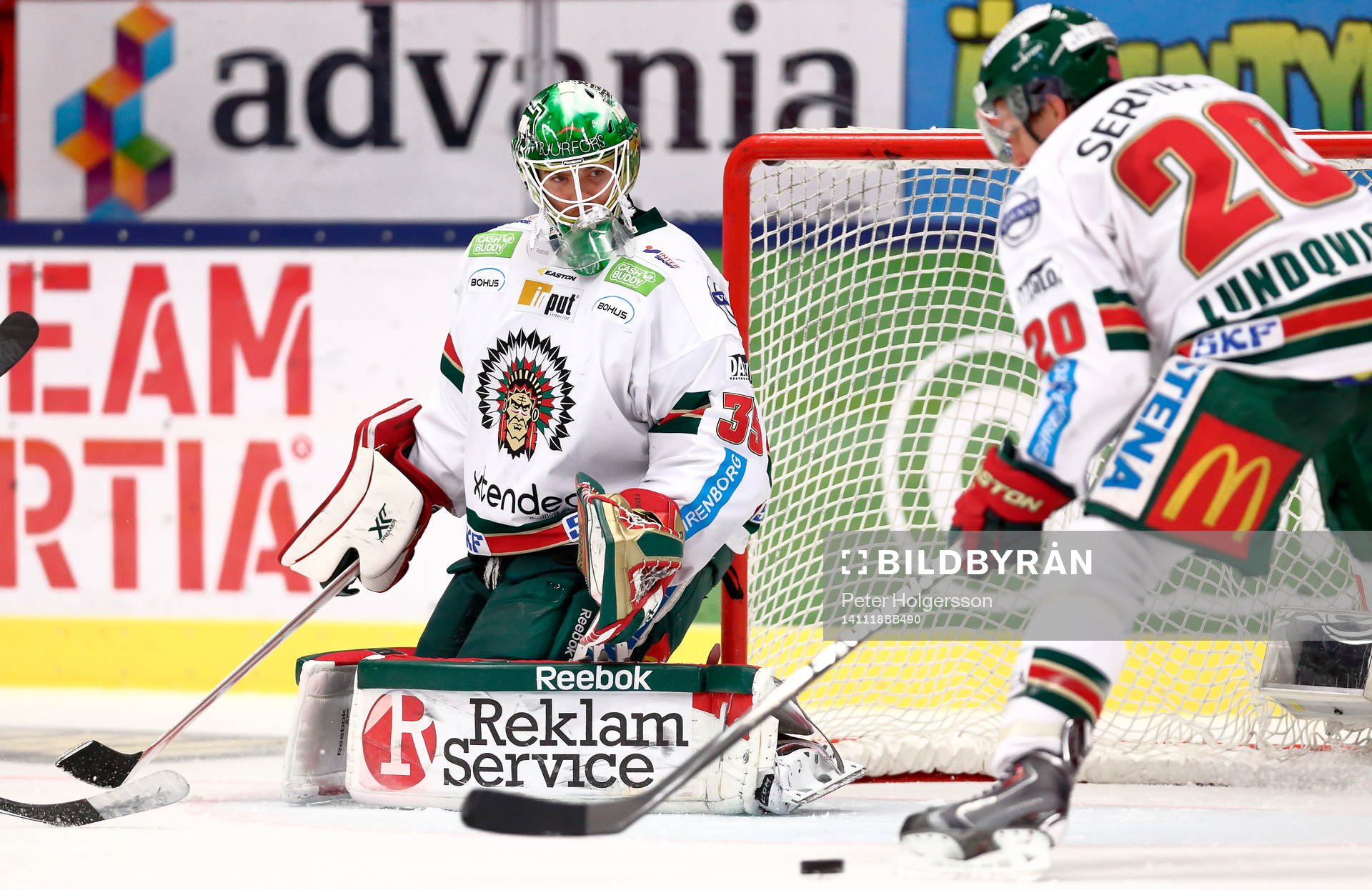 Frölundas målvakt Linus Fernström och Joel Lundqvist