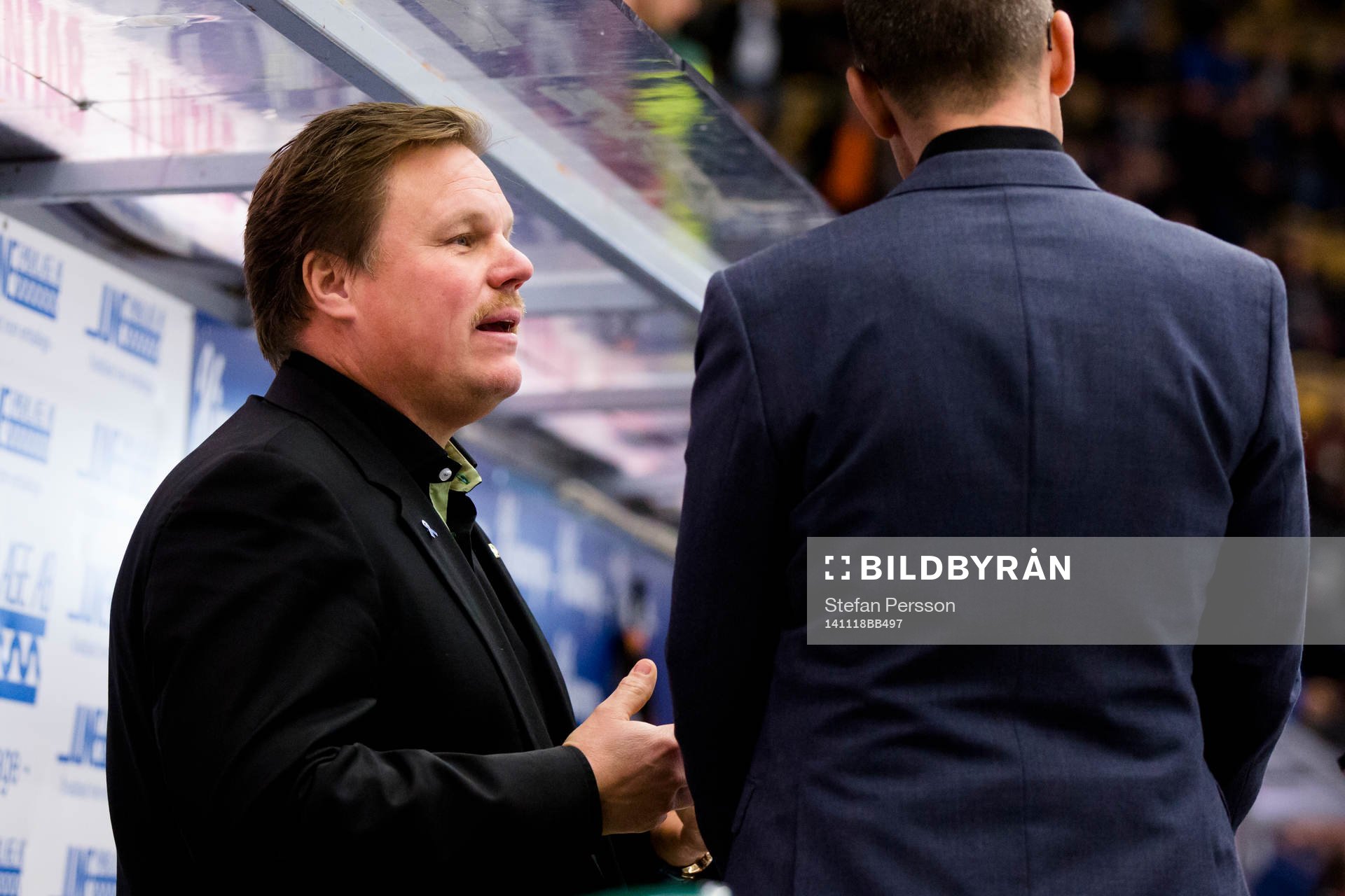 Färjestads Leif Carlsson i samspråk med tränare Tommy