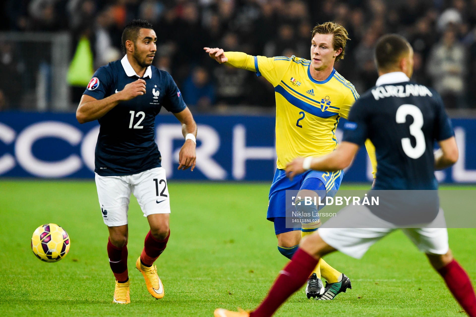 Sveriges Emil Krafth mellan Frankrikes Dimitri Payet och