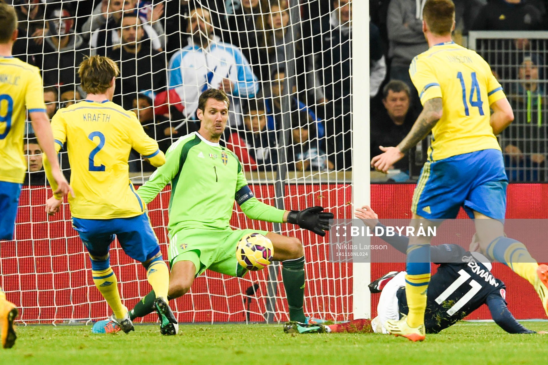 Sveriges målvakt Andreas Isaksson räddar skott från