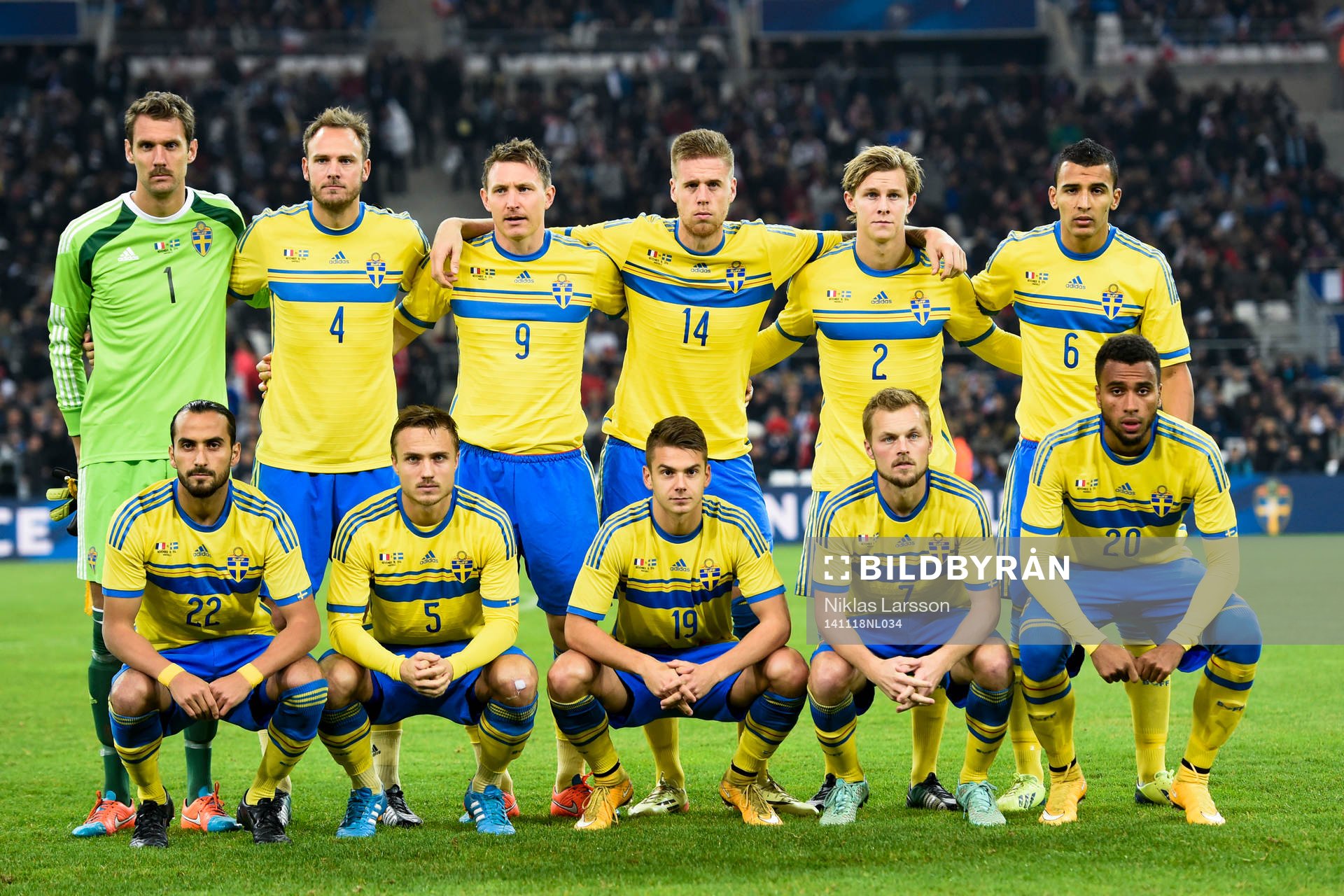Sveriges startelva, övre raden från vänster, målvakt Andreas Isaksson, Andreas Granqvist, Kim Källström, Pontus Jansson, Emil Krafth och Nabil Bahoui. Nedre raden från vänster, Erkan Zengin, Pierre Bengtsson, Alexander Kacaniklic, Sebastian Larsson och Isaac Kiese Thelin under träningsmatchen i fotboll mellan Frankrike och Sverige den 18 november 2014 i Marseille, Frankrike.
