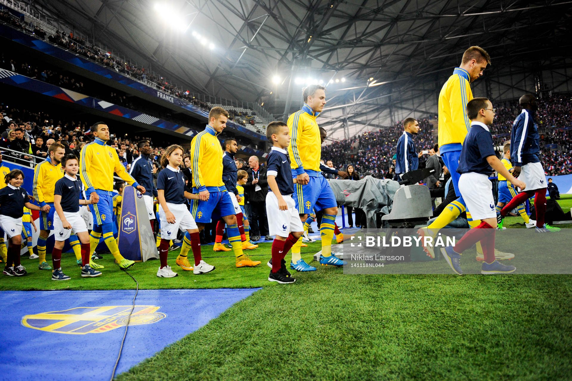 Sveriges spelare gör entré under träningsmatchen i fotboll mellan Frankrike och Sverige den 18 november 2014 i Marseille, Frankrike.