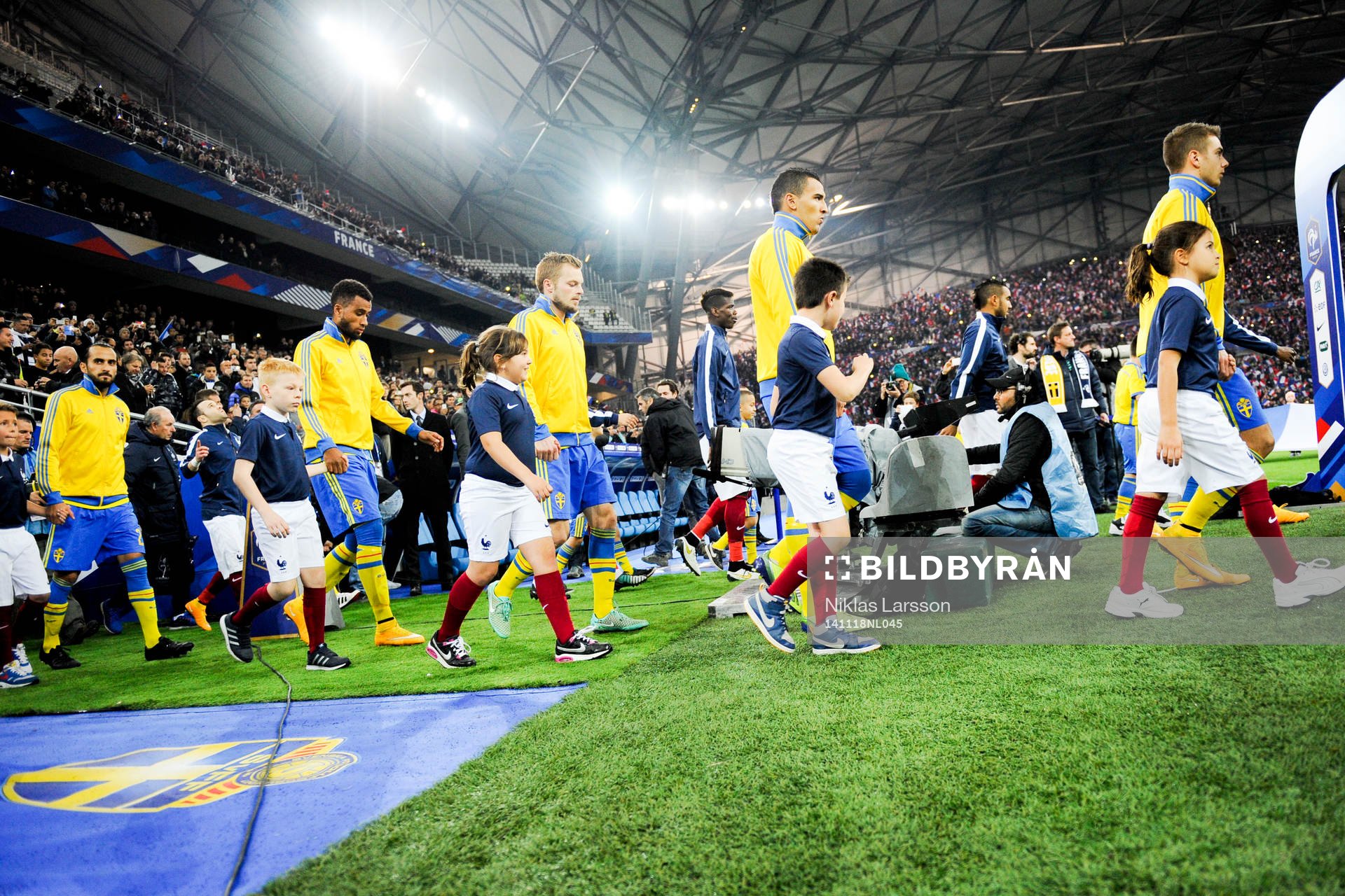 Sveriges spelare gör entré under träningsmatchen i fotboll mellan Frankrike och Sverige den 18 november 2014 i Marseille, Frankrike.
