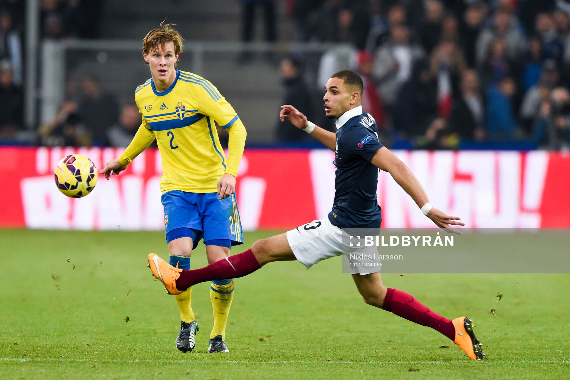 Sveriges Emil Krafth och Frankrikes Layvin Kurzawa