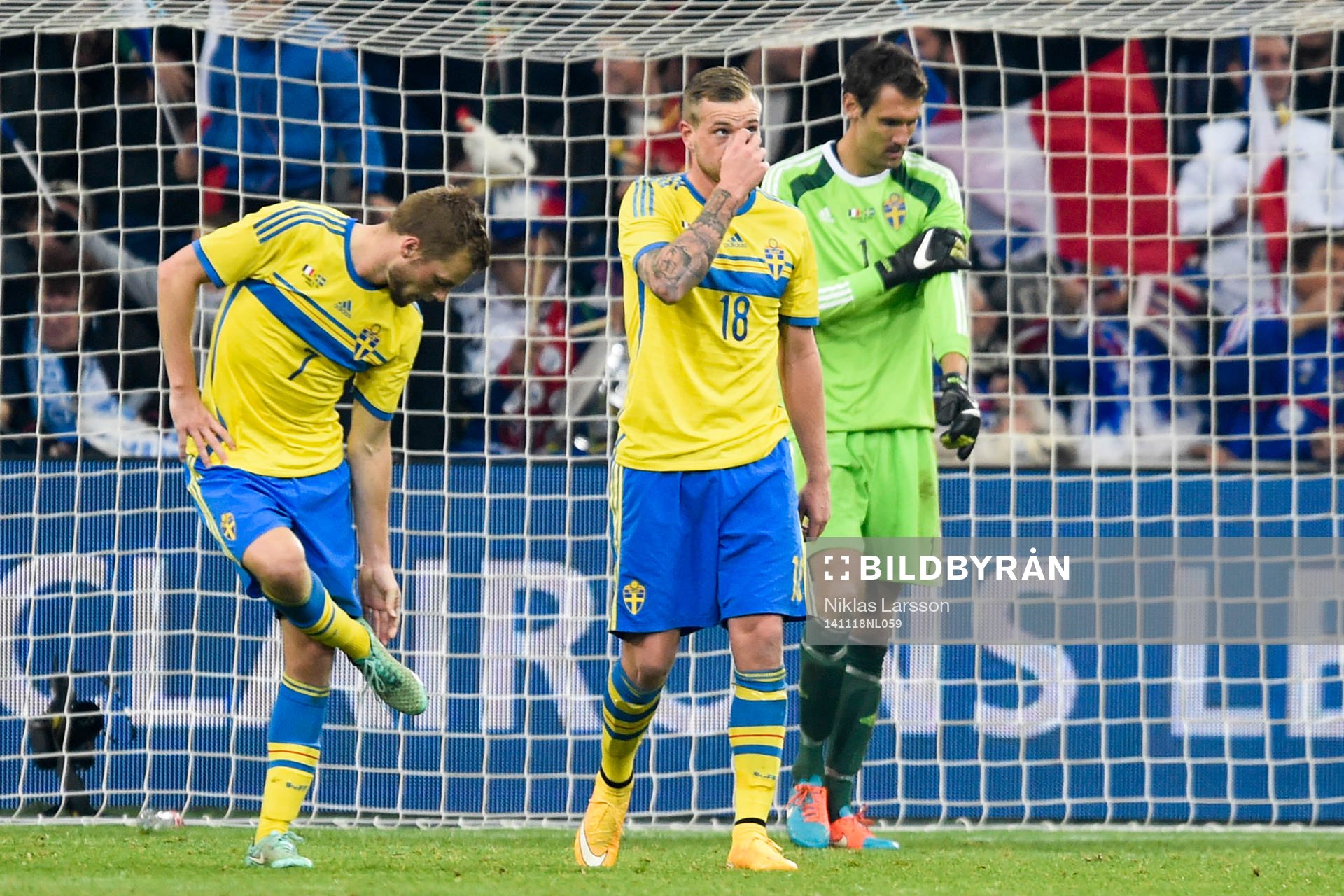 Sveriges John Guidetti och målvakt Andreas Isaksson deppar