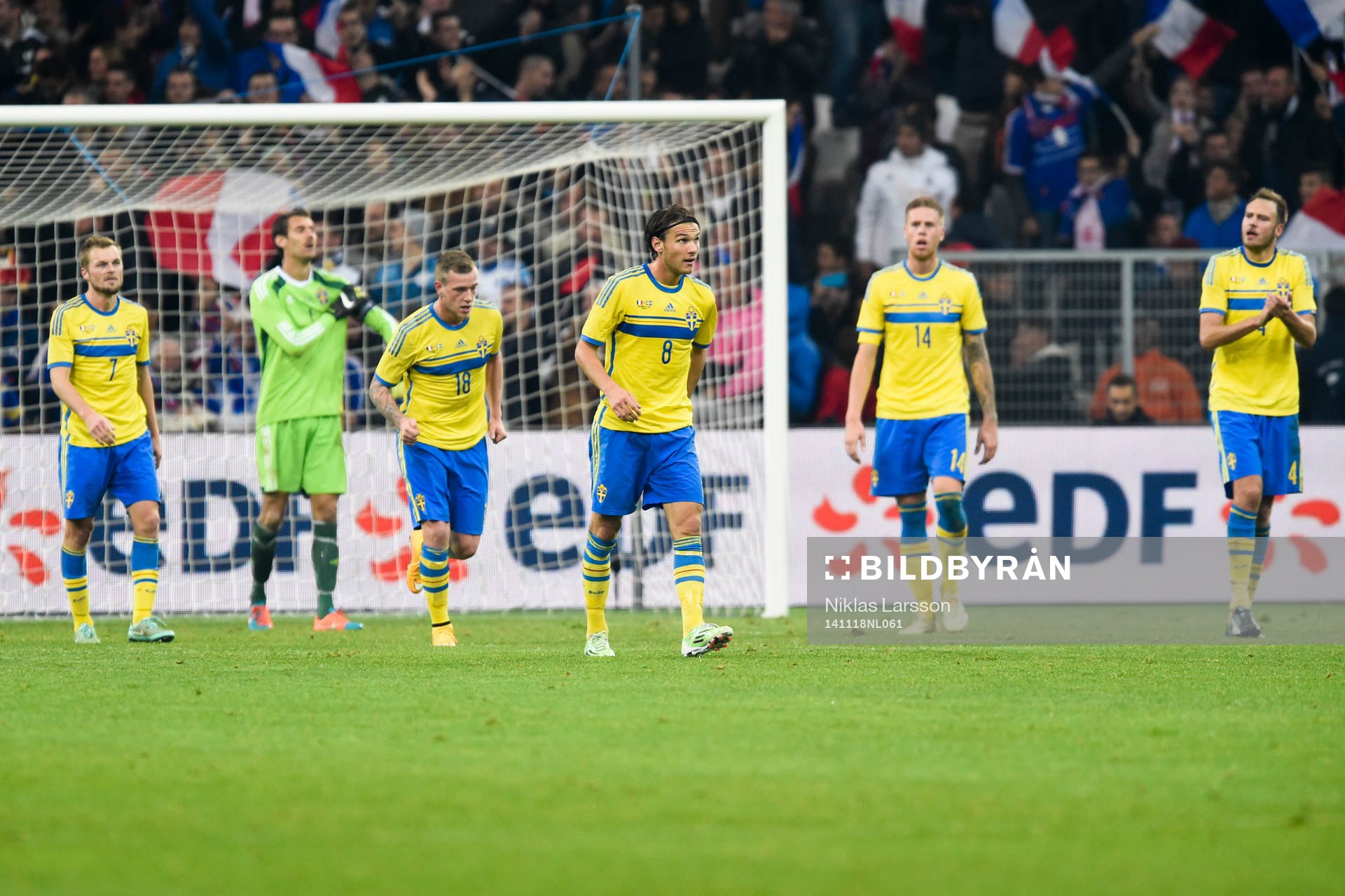 Sveriges Sebastian Larsson, målvakt Andreas Isaksson, John