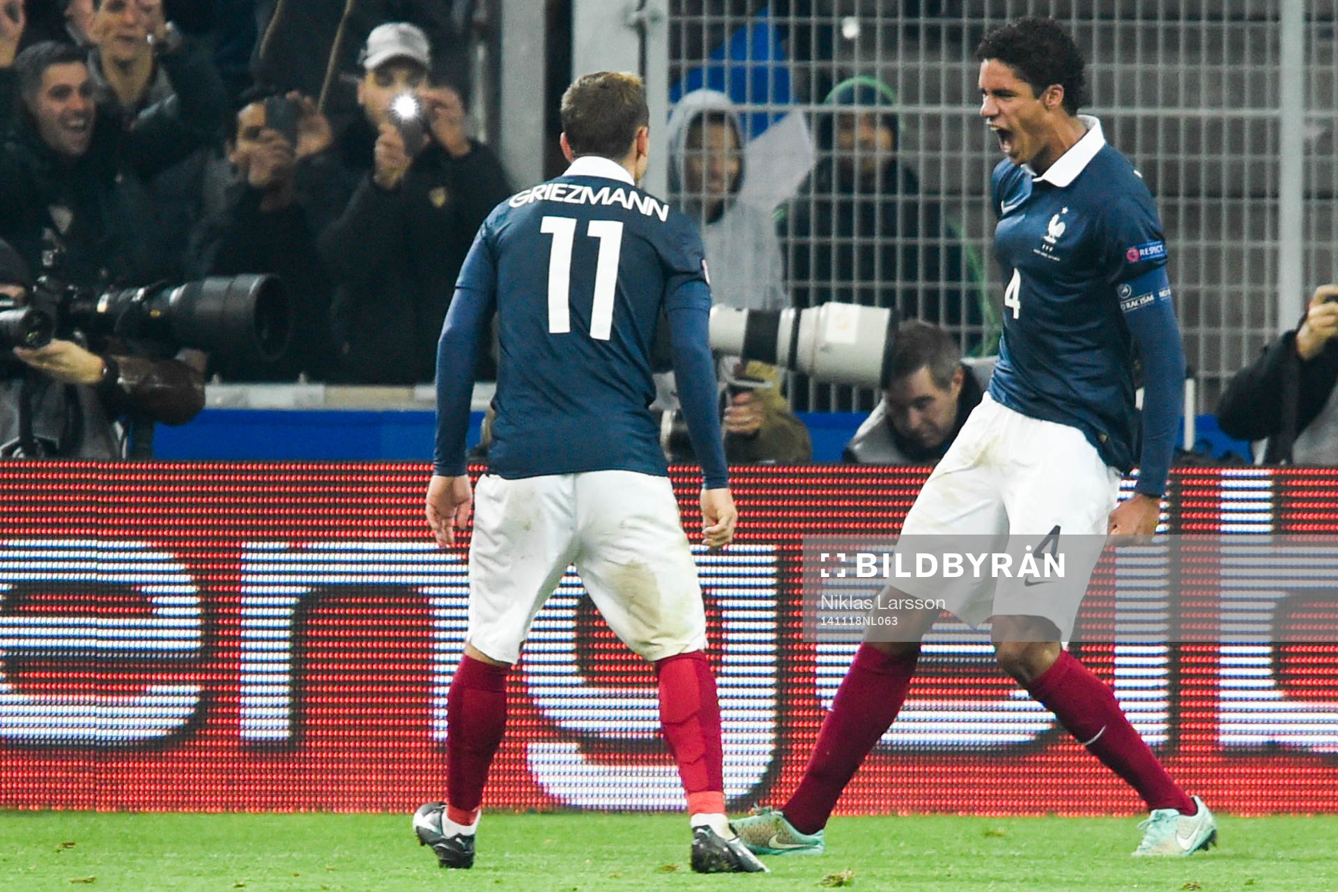Frankrikes Raphael Varane jublar