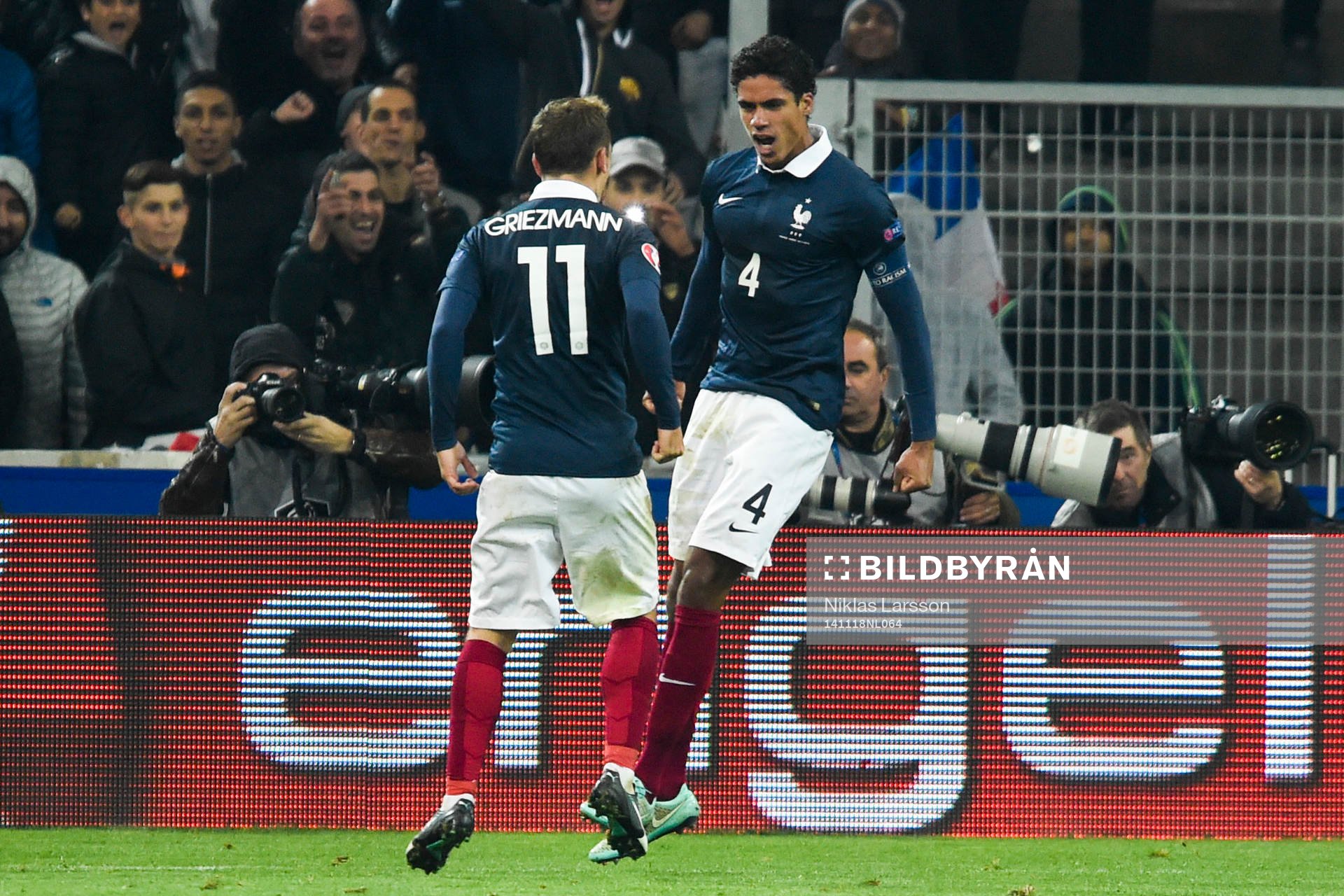 Frankrikes Raphael Varane jublar