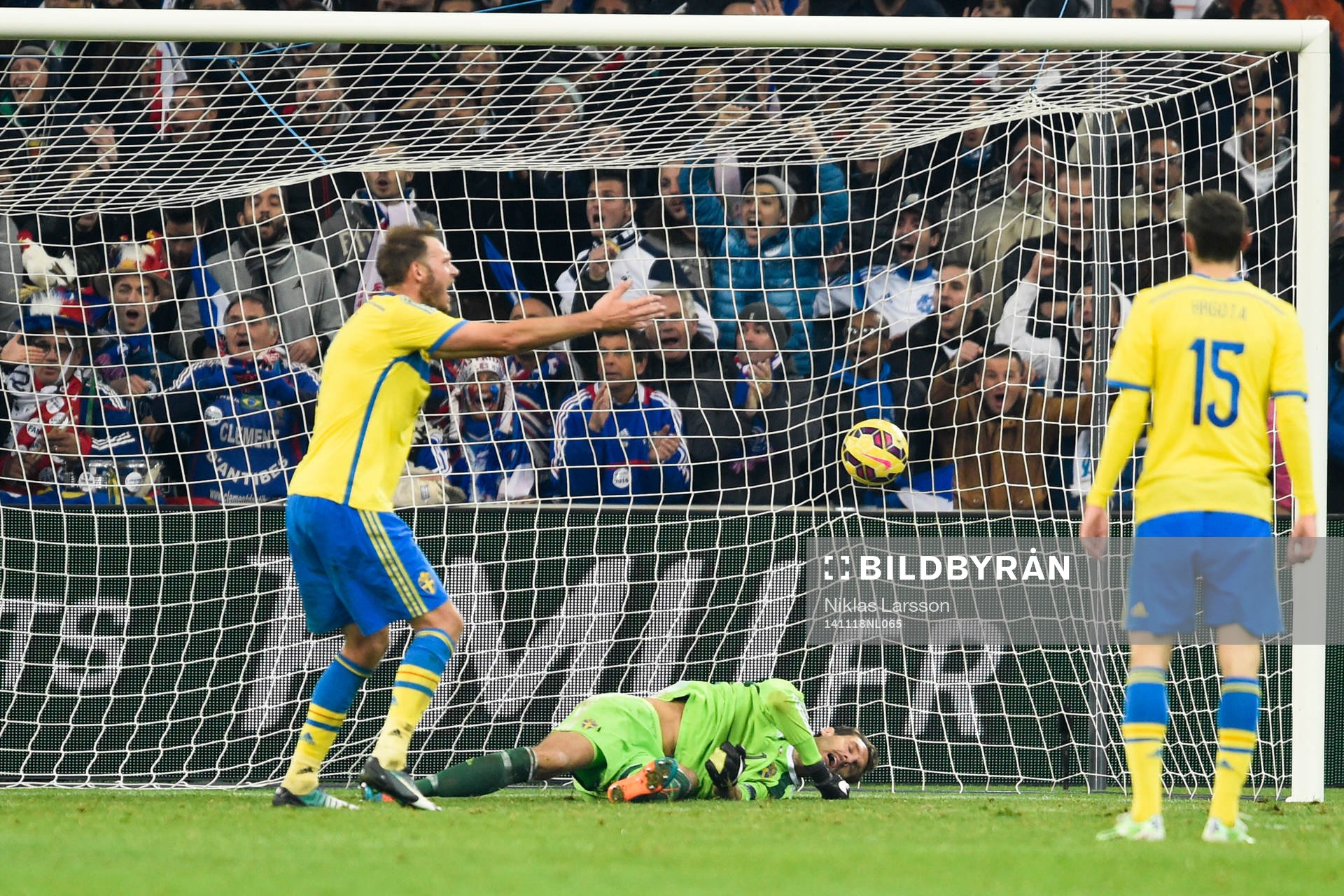 Sveriges målvakt Andreas Isaksson släpper in 1-0