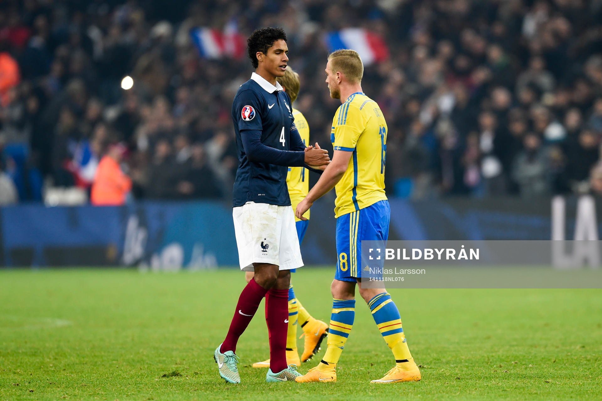 Frankrikes målskytt Raphael Varane tackar Sveriges John