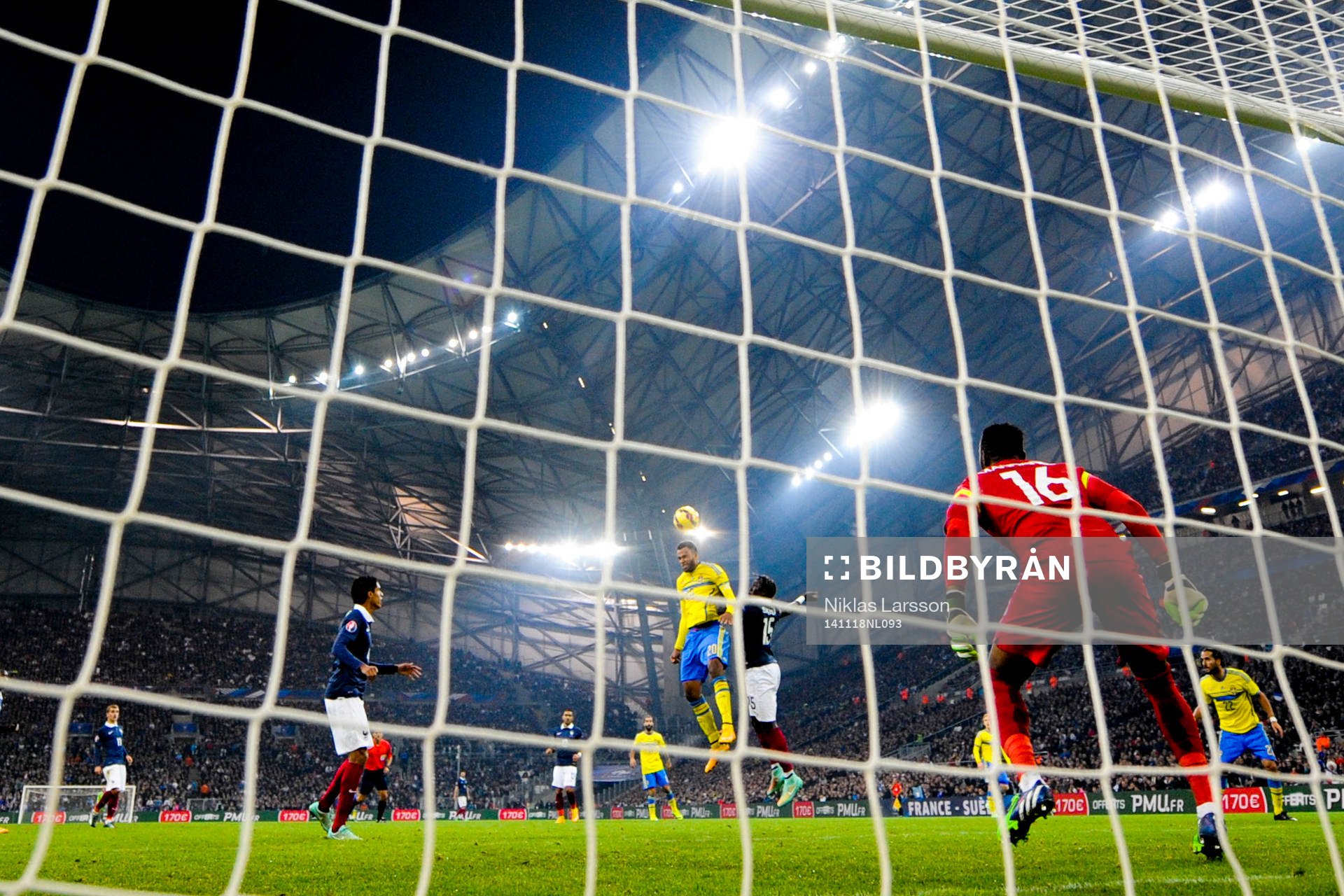 Sveriges Isaac Kiese Thelin i nickduell med Frankrikes