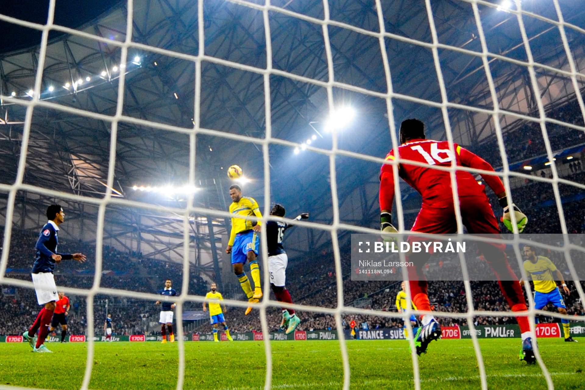 Sveriges Isaac Kiese Thelin i nickduell med Frankrikes Bacary Sagna framför Frankrikes målvakt Steve Mandanda under träningsmatchen i fotboll mellan Frankrike och Sverige den 18 november 2014 i Marseille, Frankrike.