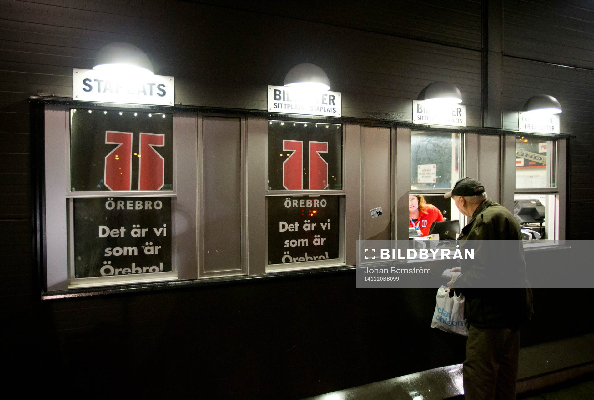 En herre köper biljetter utanför  Behrn Arena och det är
