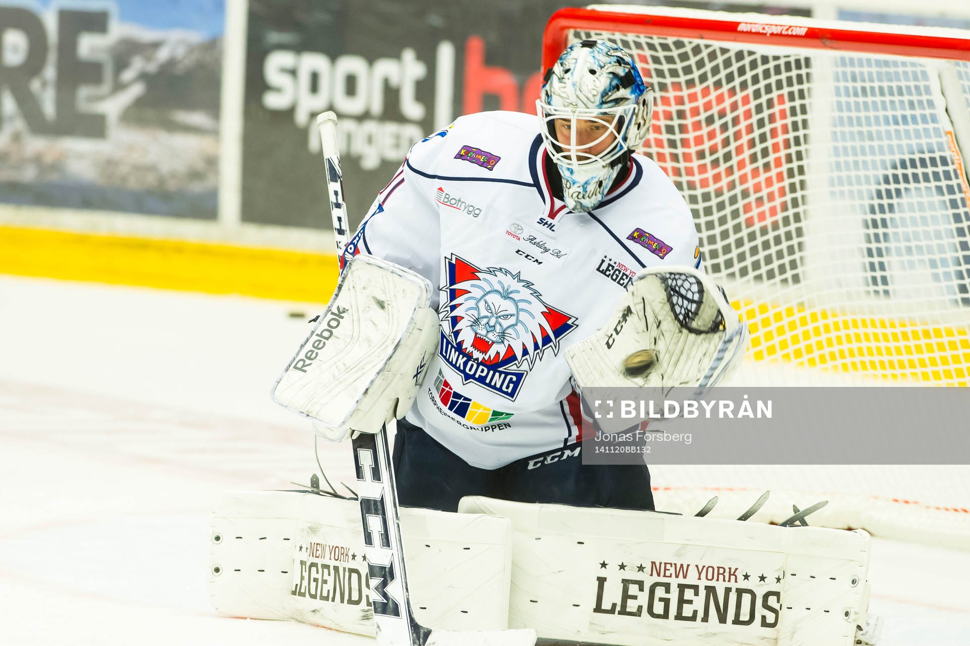 Linköpings målvakt David Rautio värmer upp