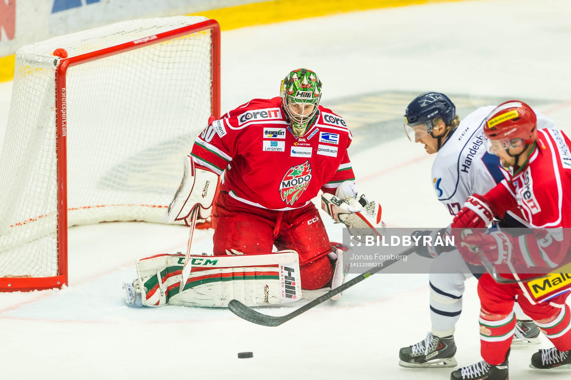 Modos målvakt Linus Ullmark vaktar målet mot Linköpings