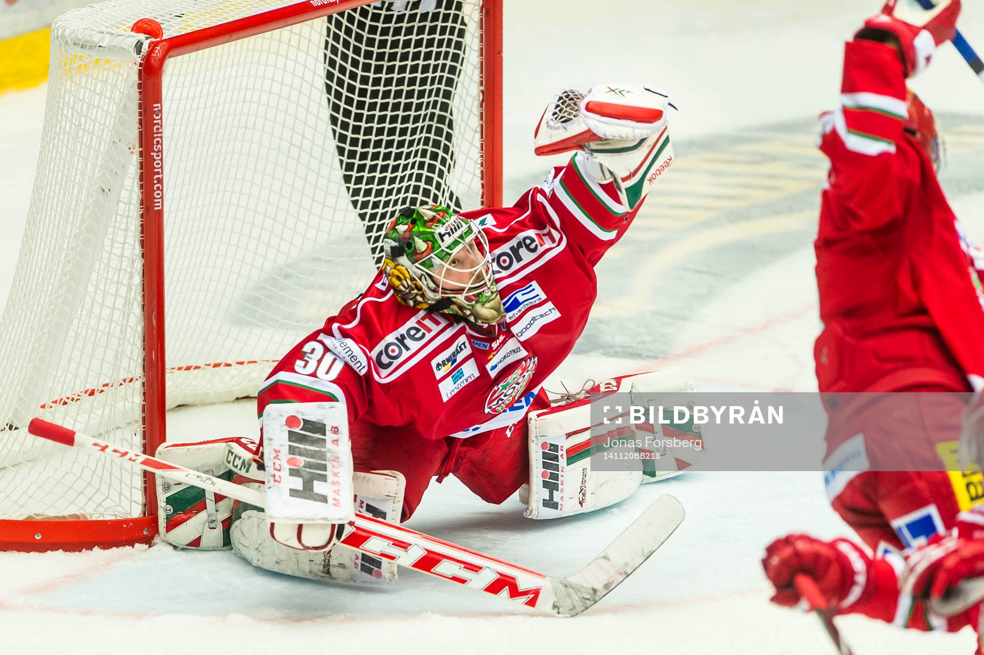 Modos målvakt Linus Ullmark räddar pucken