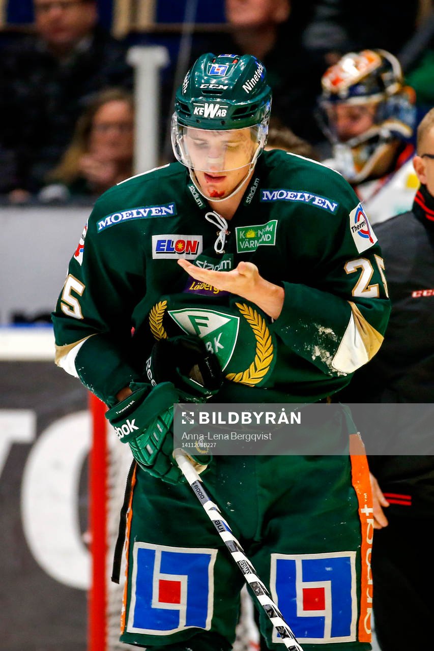 Färjestads Anton Hedman fick pucksn på hakan och blöder