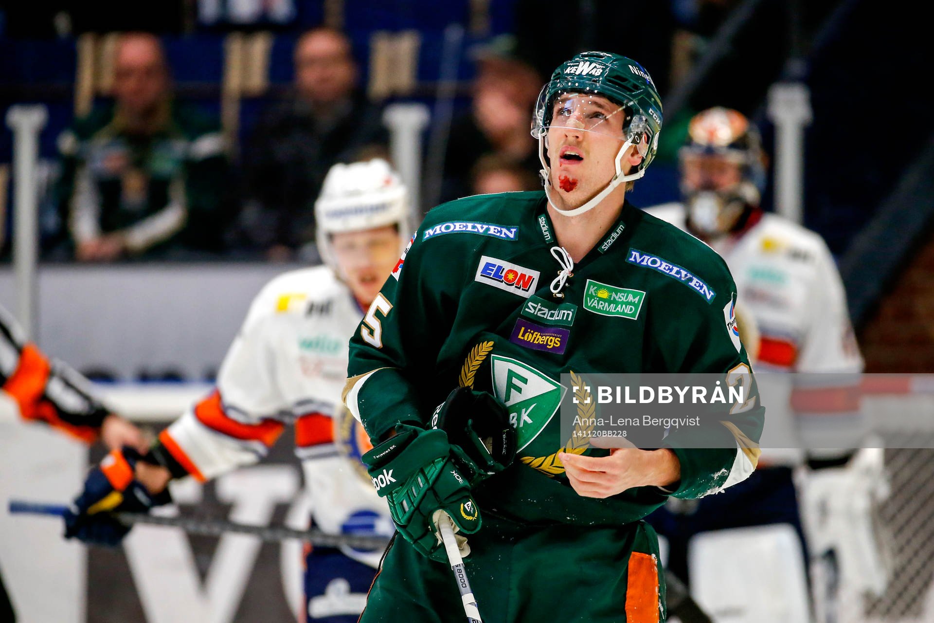 Färjestads Anton Hedman fick pucksn på hakan och blöder