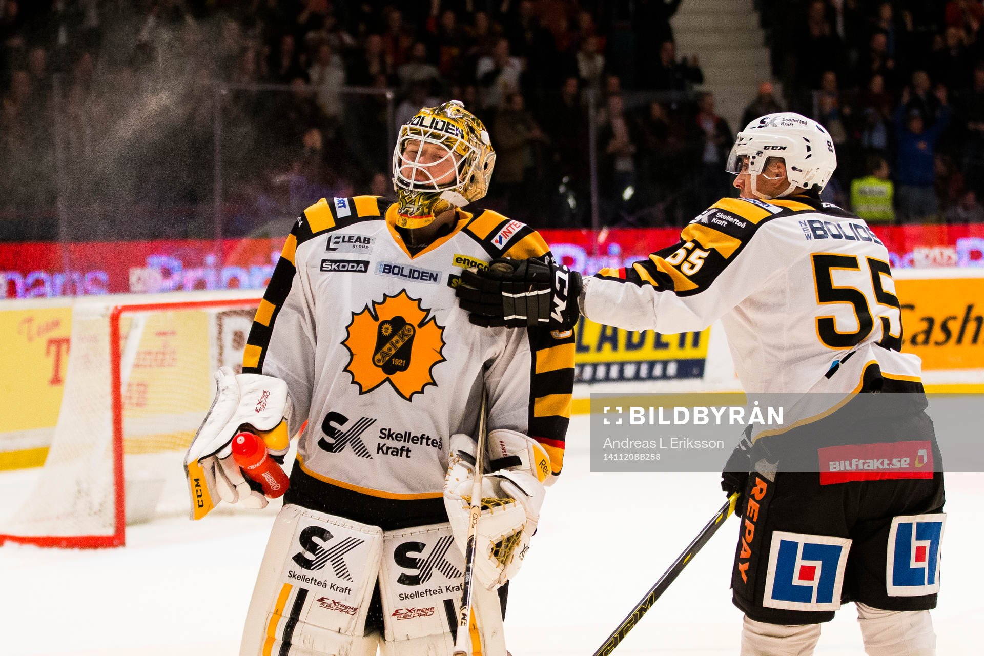 Skellefteås målvakt Erik Hanses tröstas av Martin Sevc