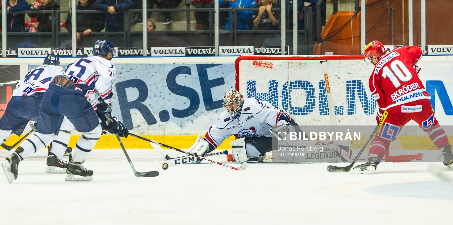 Linköpings målvakt Marcus Högberg räddar en puck från