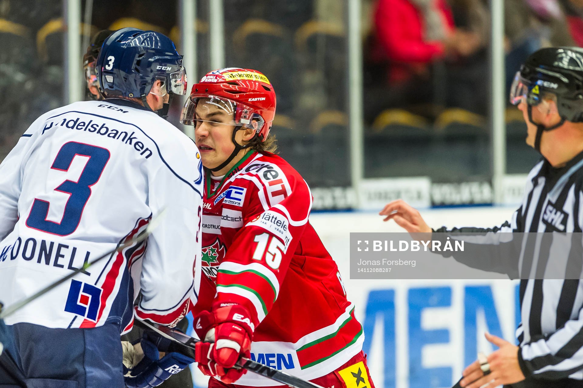 Modos Albin Runesson muckar med Linköpings Kent McDonell