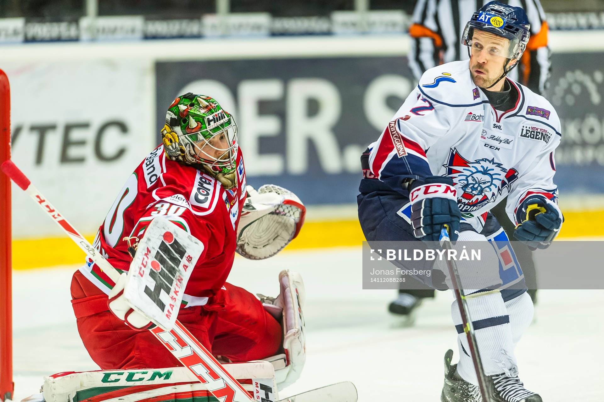 Linköpings Sebastian Karlsson och Modos målvakt Linus