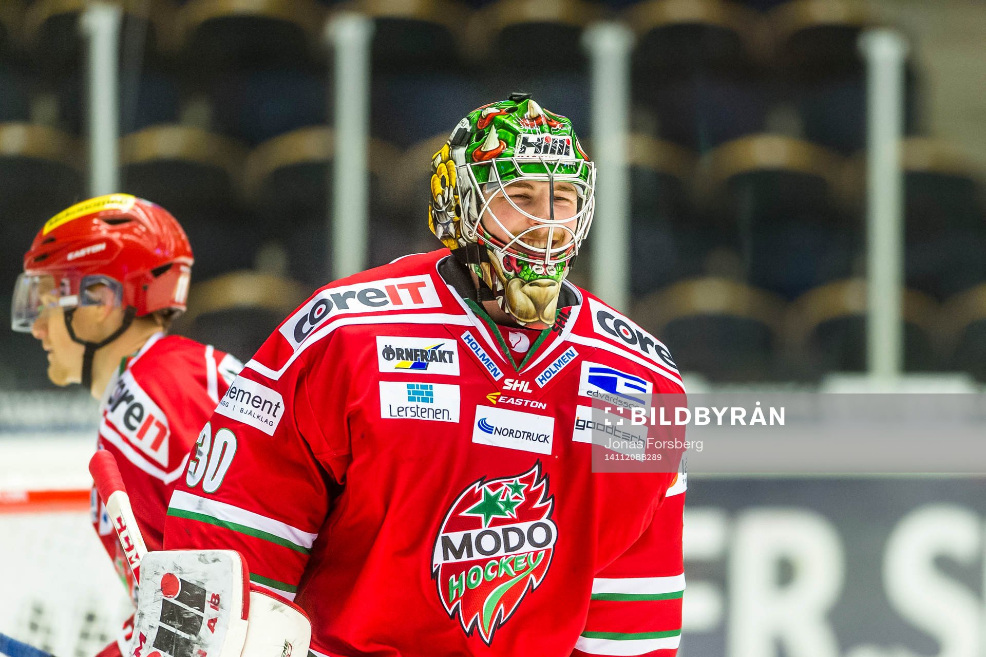 Modos målvakt Linus Ullmark jublar när han inser att Modo