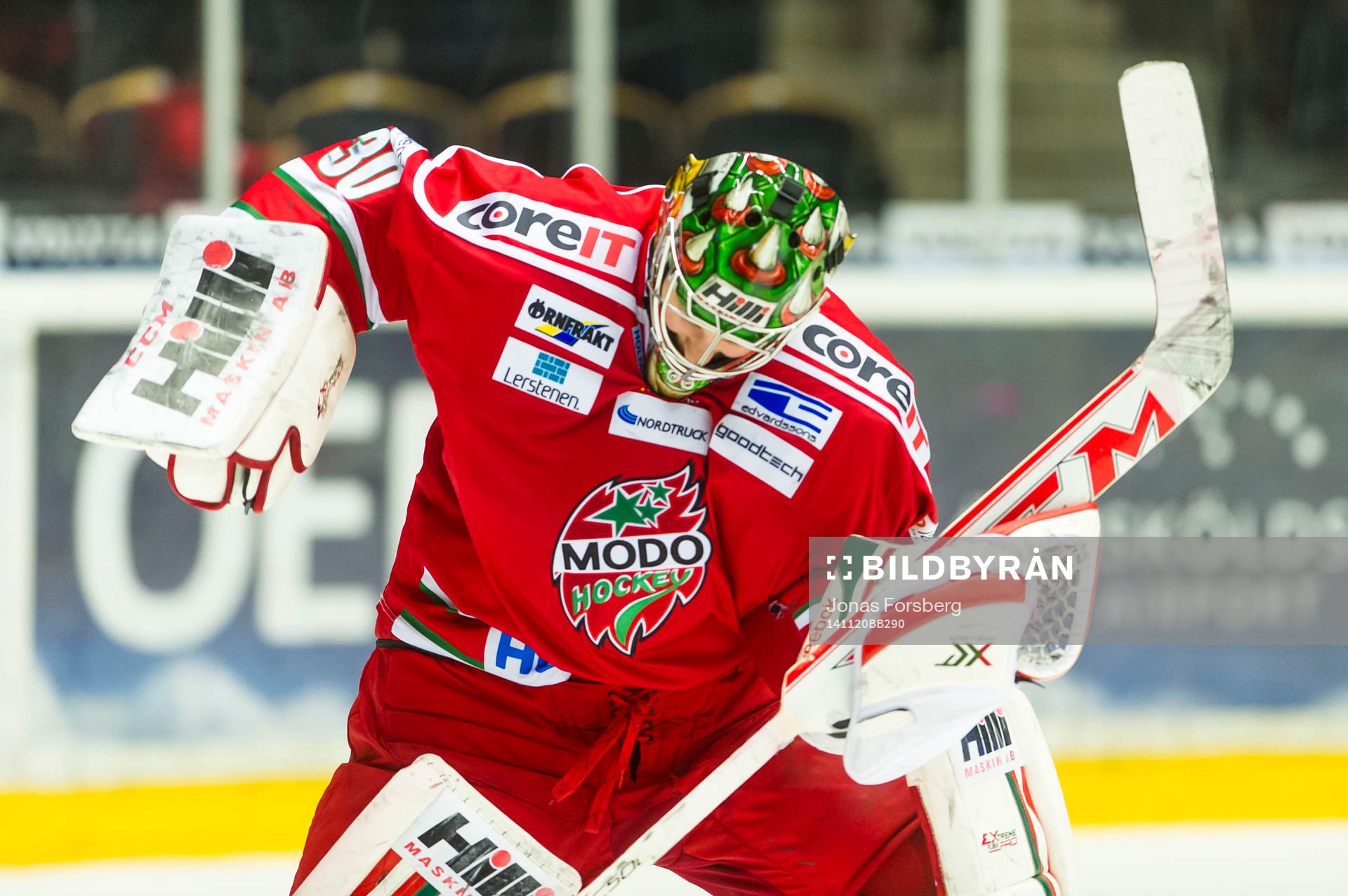 Modos målvakt Linus Ullmark jublar när han inser att Modo
