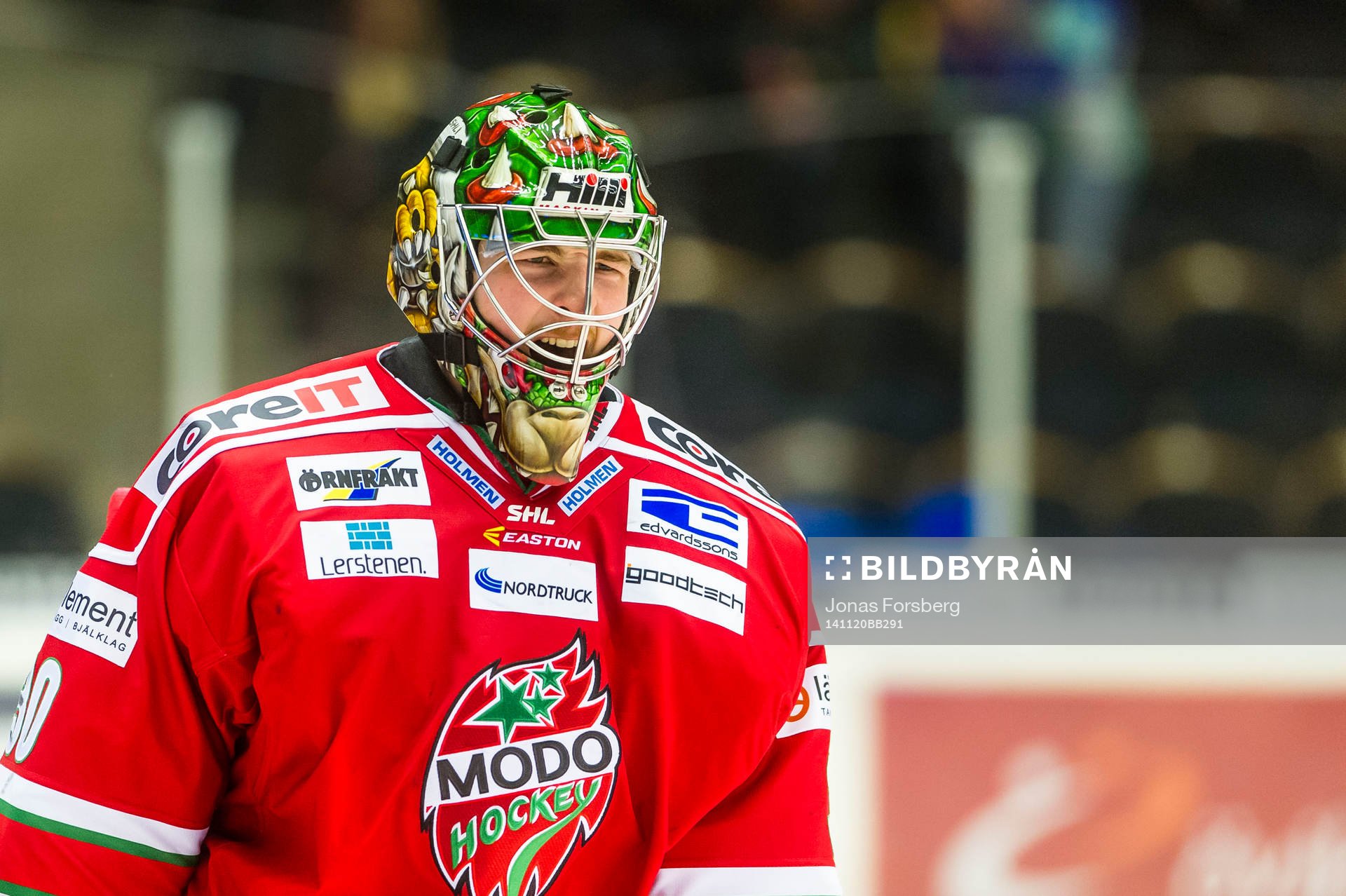 Modos målvakt Linus Ullmark jublar när han inser att Modo