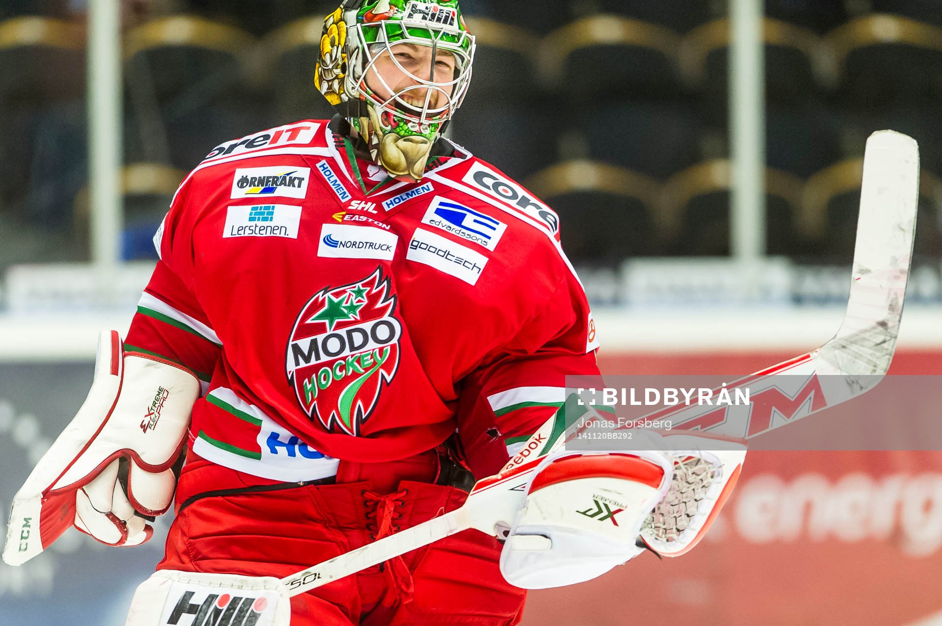 Modos målvakt Linus Ullmark jublar när han inser att Modo