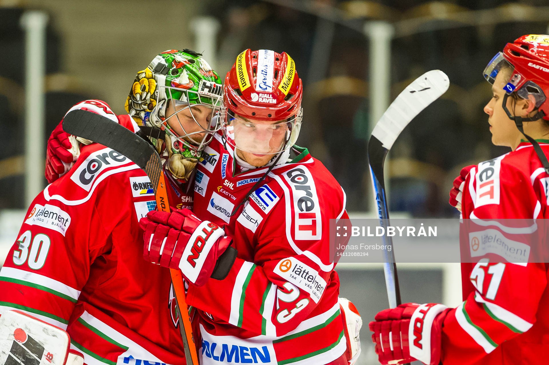 Modos målvakt Linus Ullmark jublar