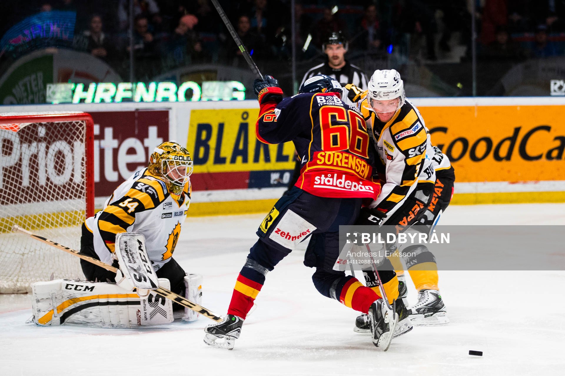 Skellefteås målvakt Erik Hanses har blicken på pucken