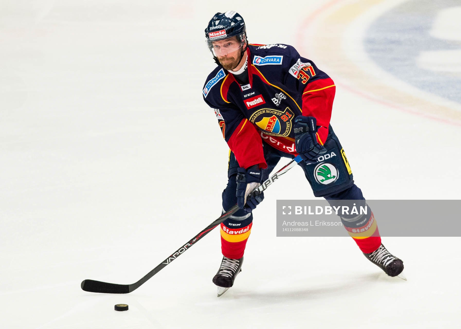 Djurgårdens Mikael Samuelsson med pucken