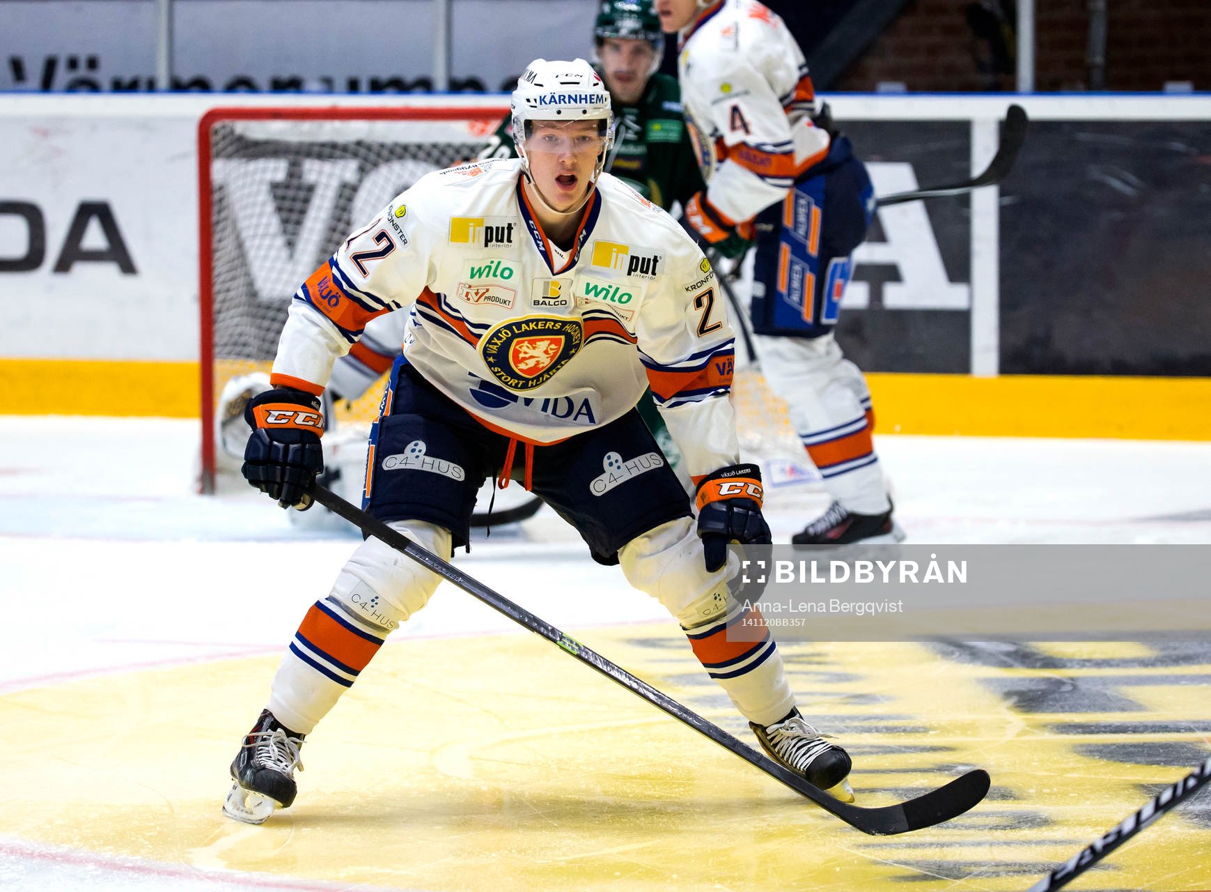 Växjös Gustav Rydahl fokuserar puck