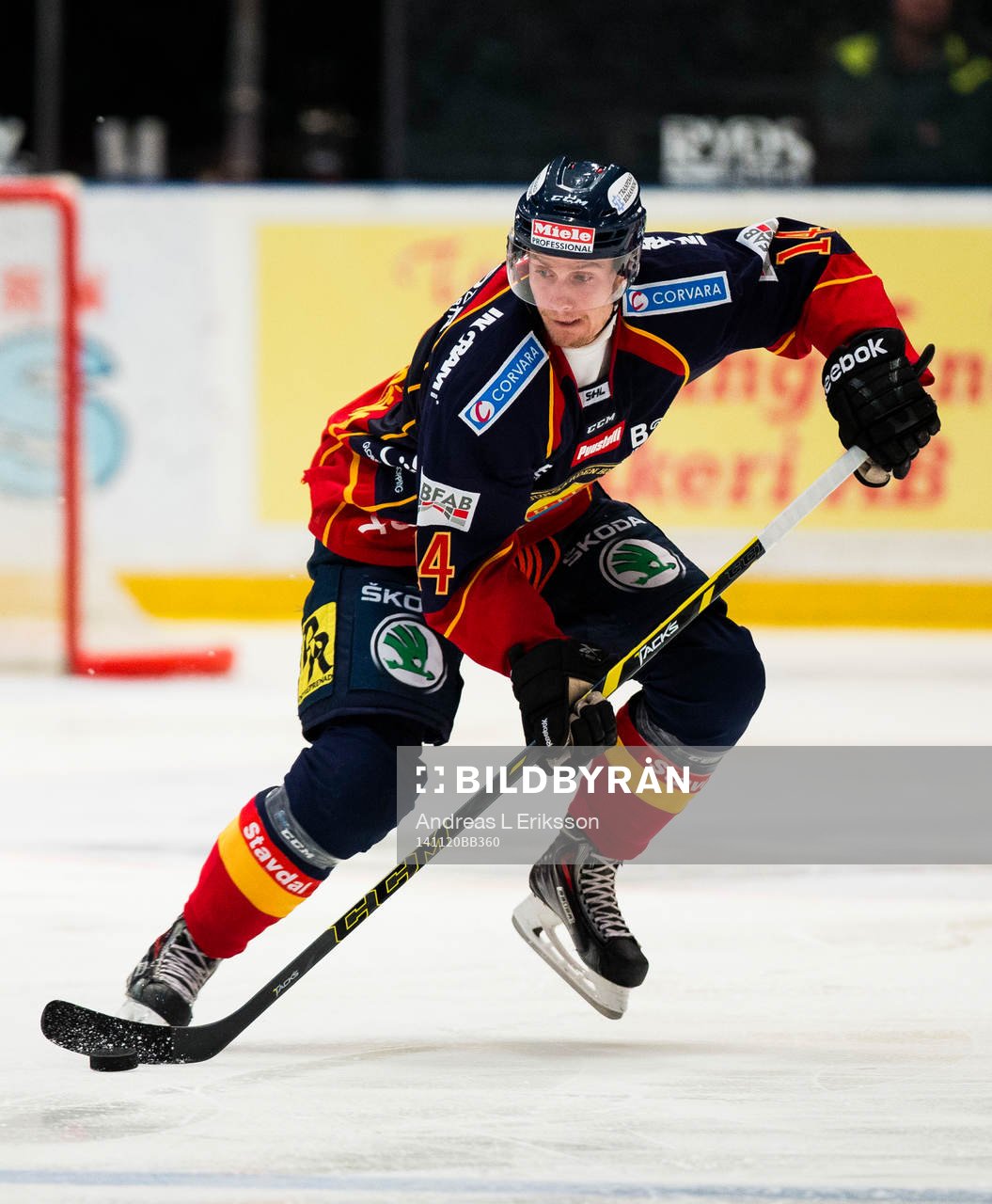 Djurgårdens Marcus Högström med pucken
