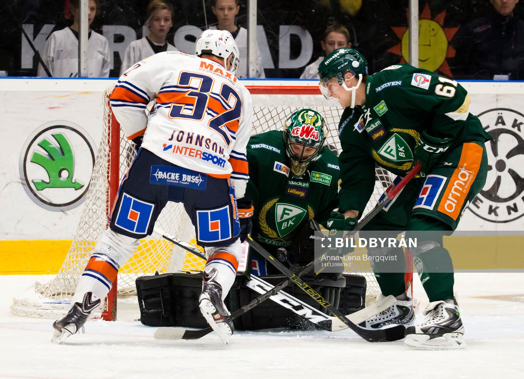 Växjös Nick Johnson försöker få in pucken i