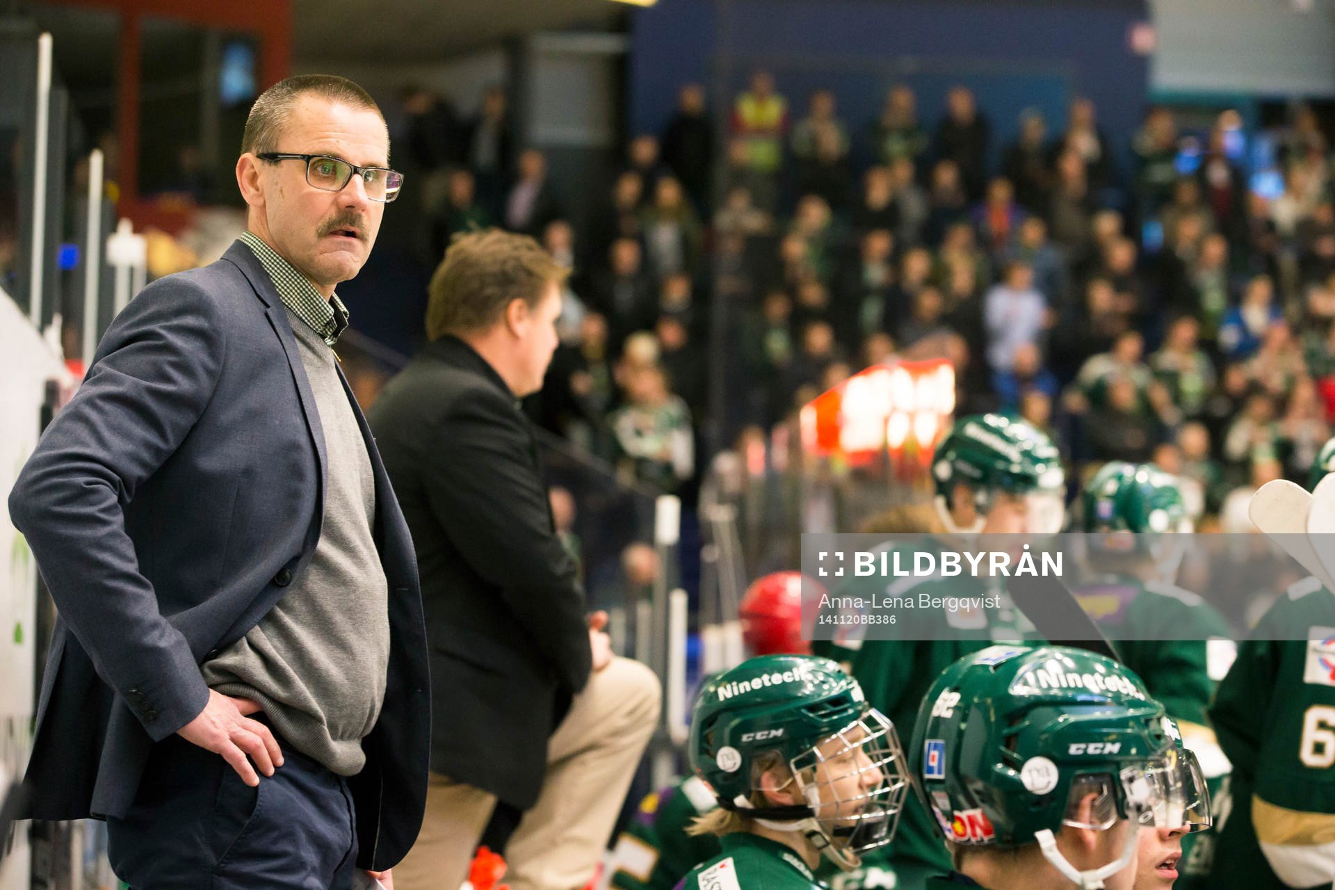 Färjestads tränare Tommy Samuelsson ser bekymrad ut